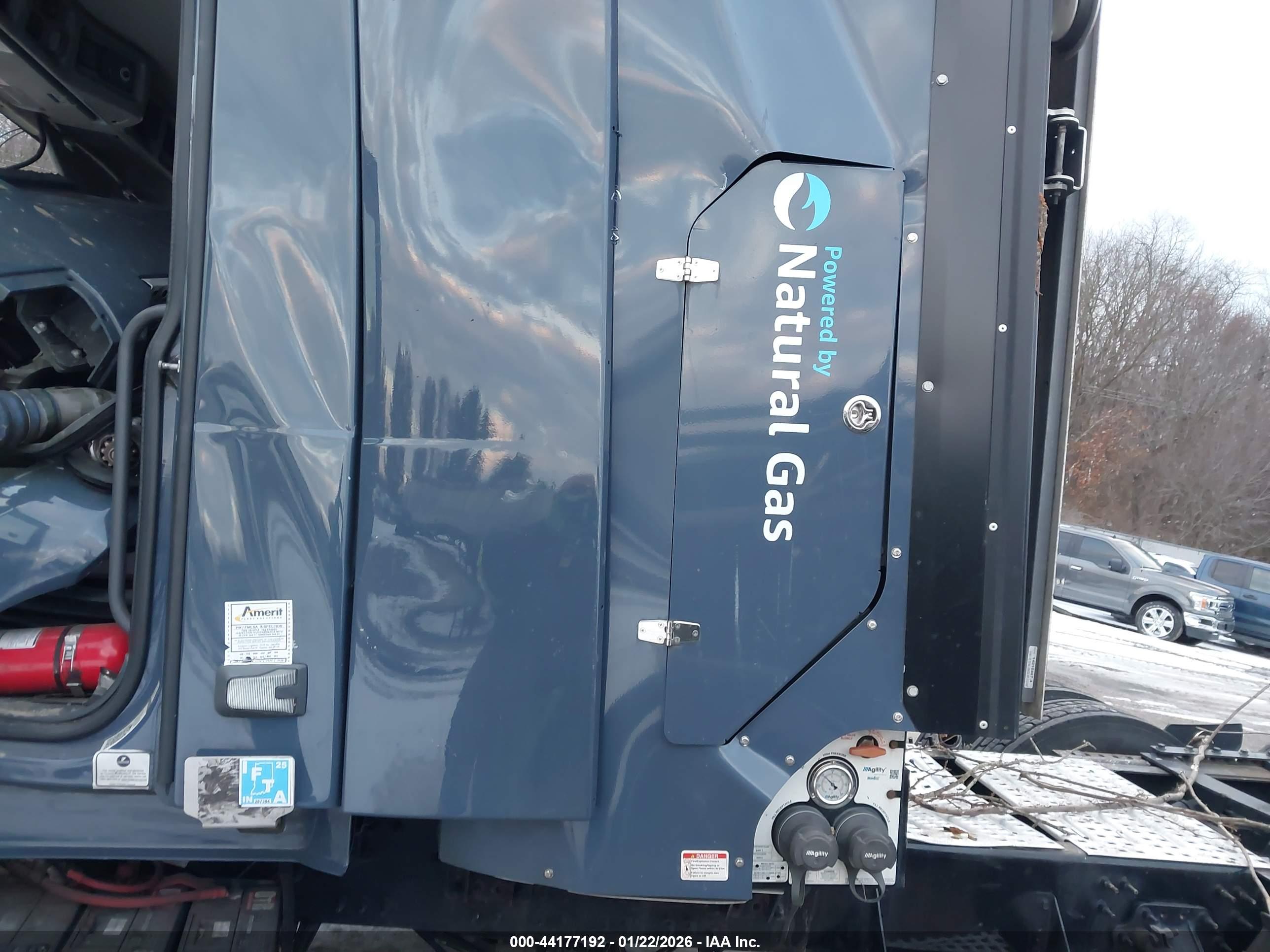 VOLVO VNL image 8