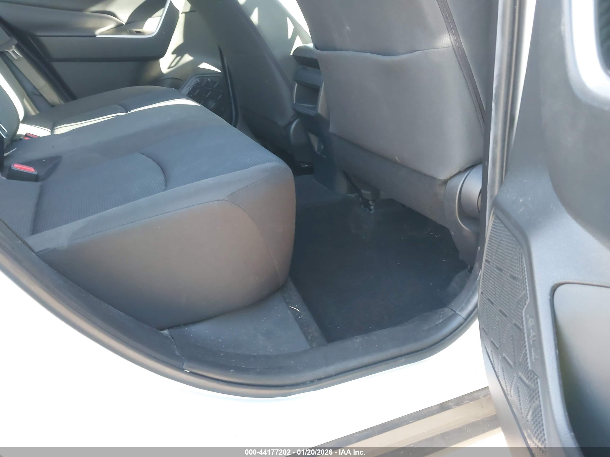 TOYOTA RAV4 image 8
