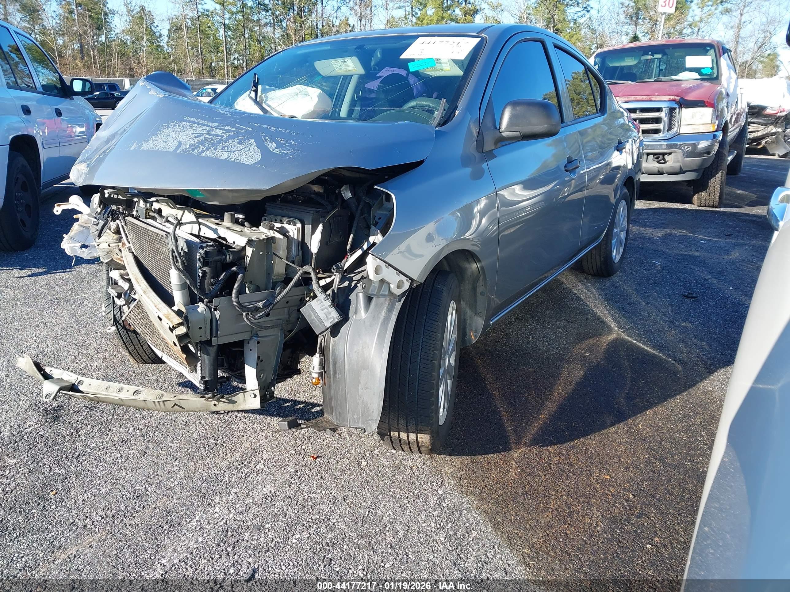 NISSAN VERSA image 2