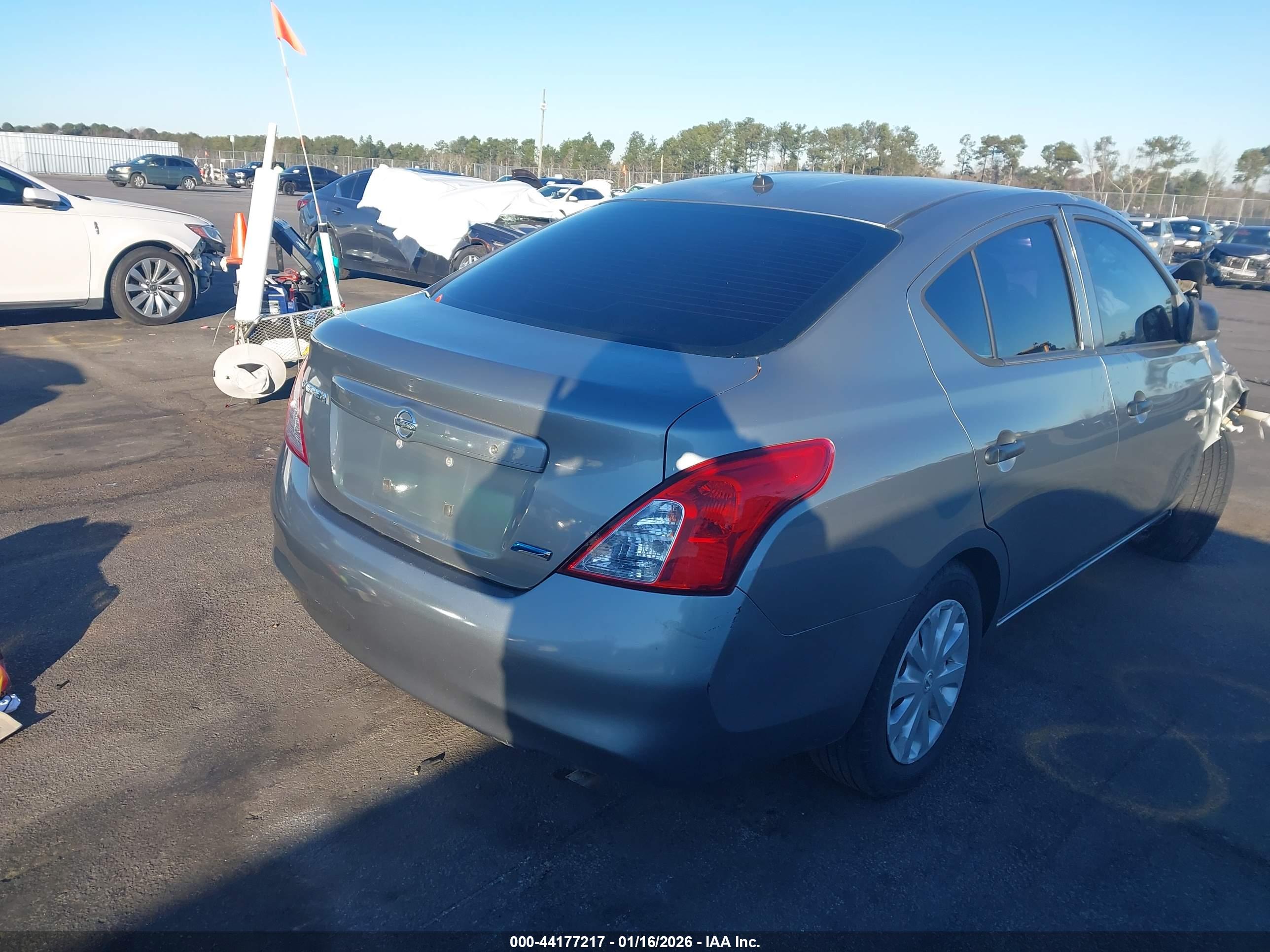 NISSAN VERSA image 4