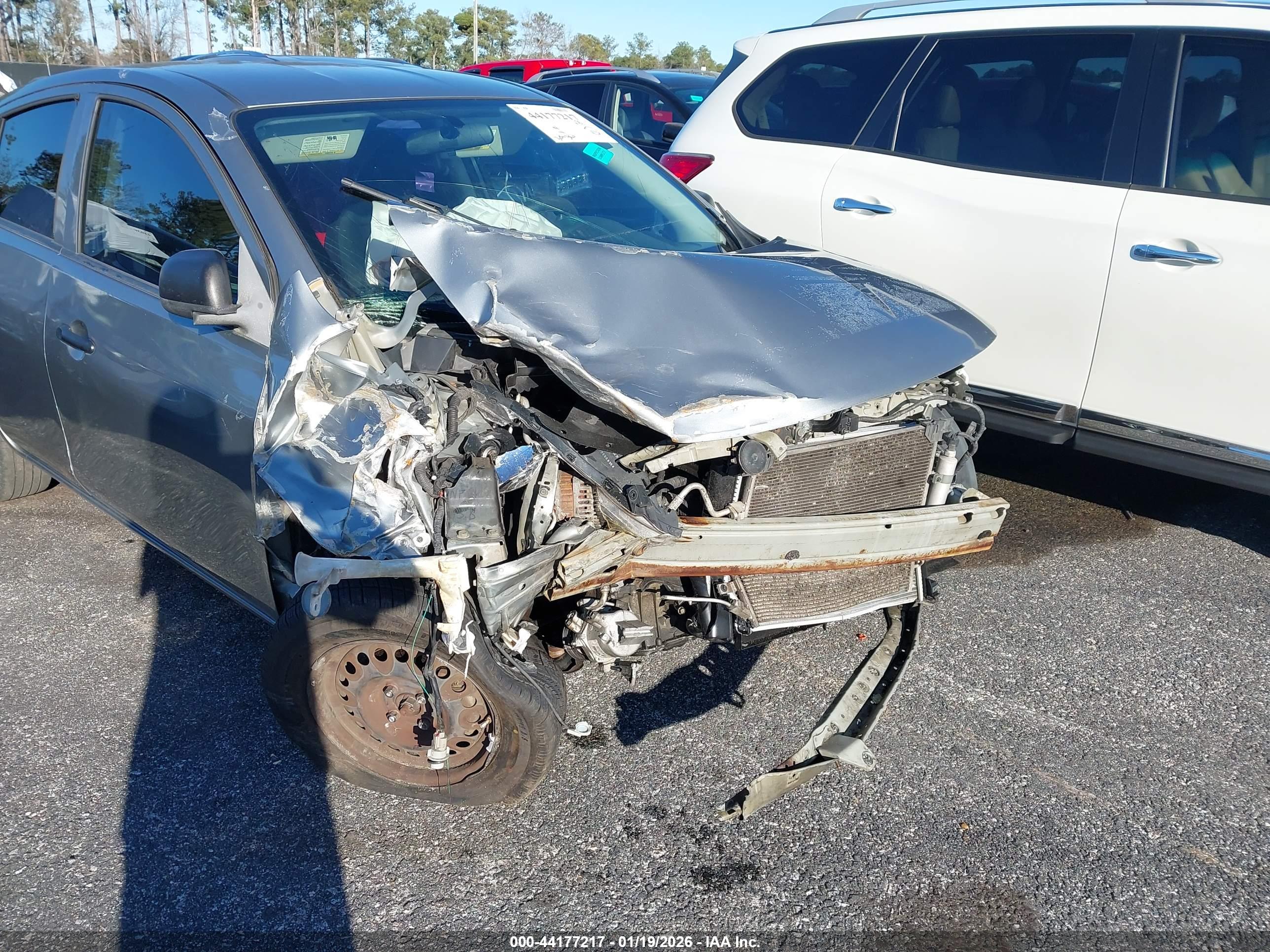 NISSAN VERSA image 6