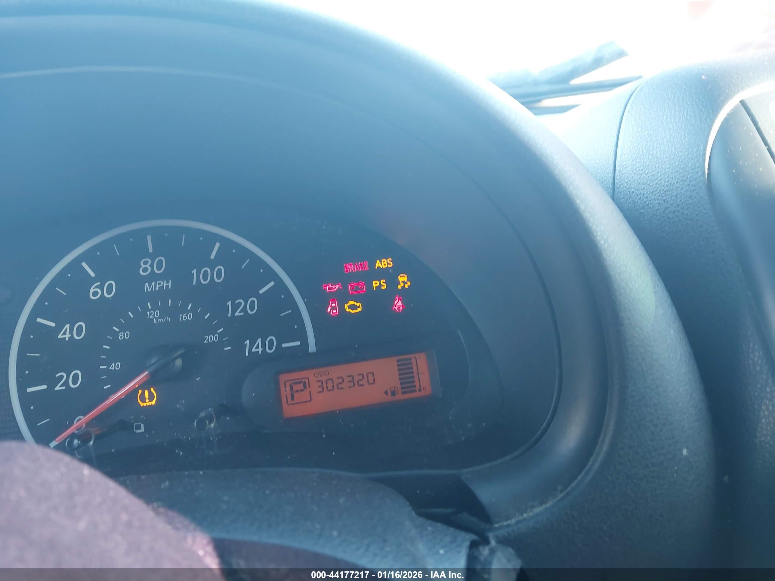 NISSAN VERSA image 7