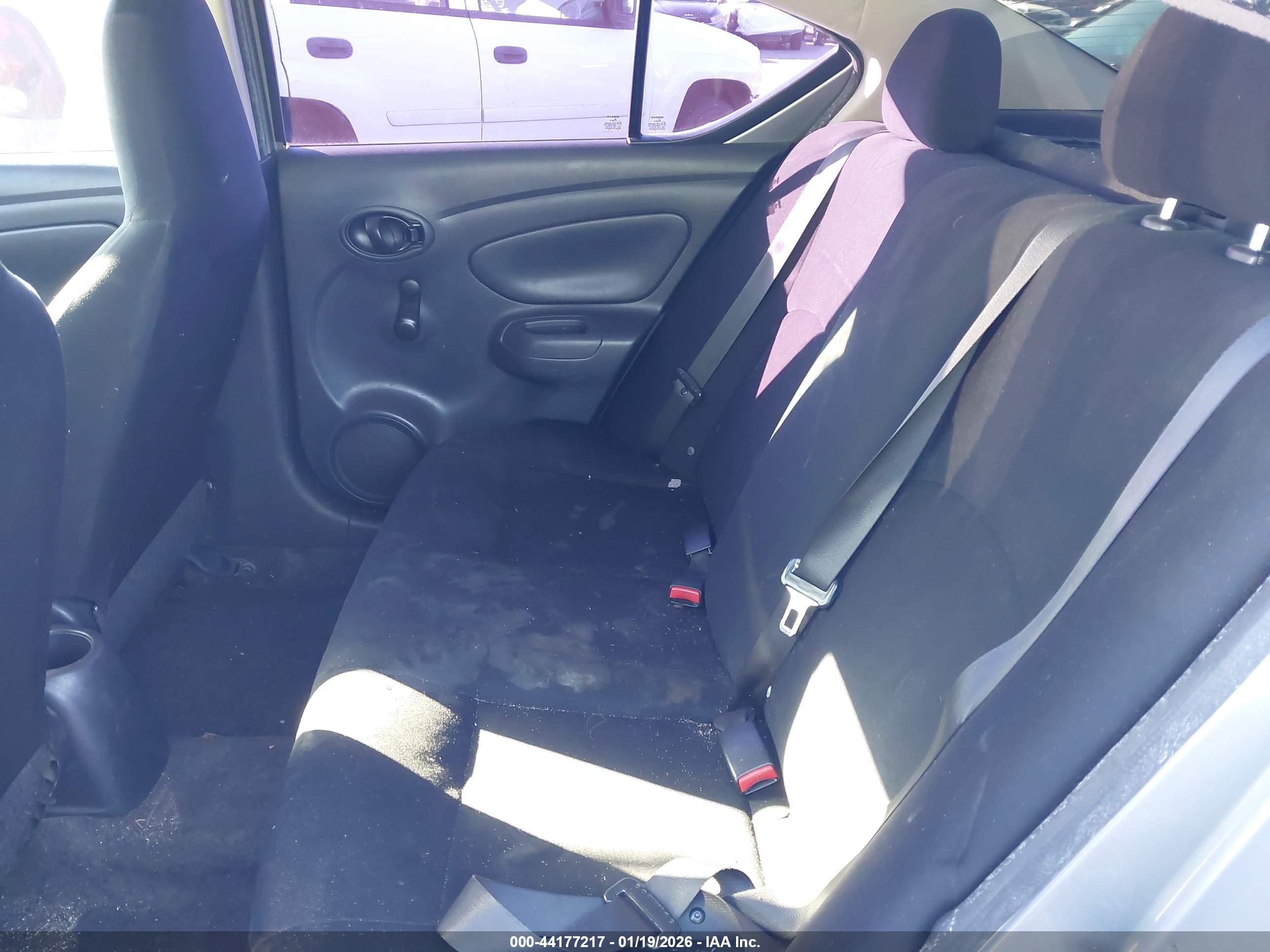 NISSAN VERSA image 8