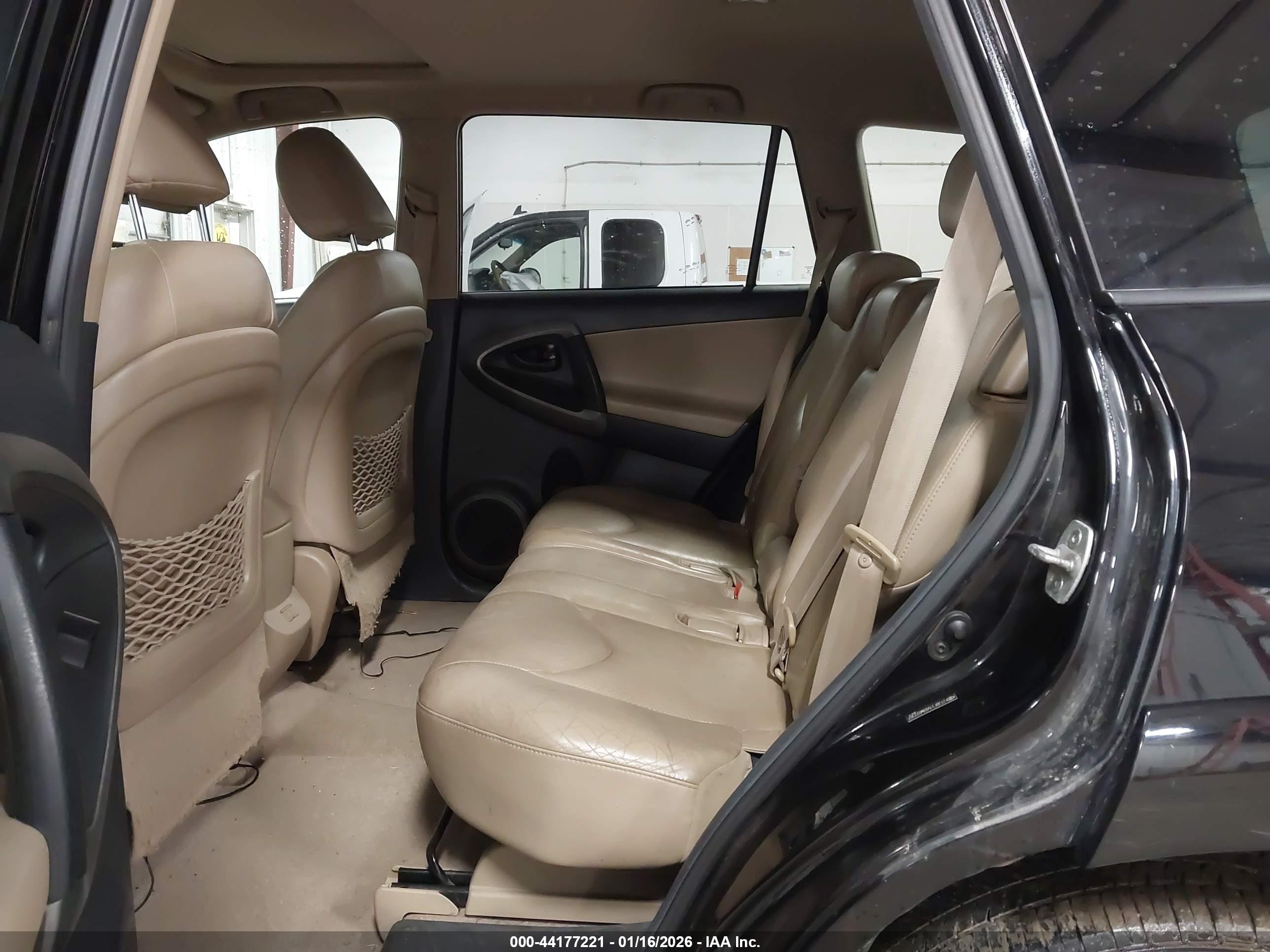 TOYOTA RAV4 image 8