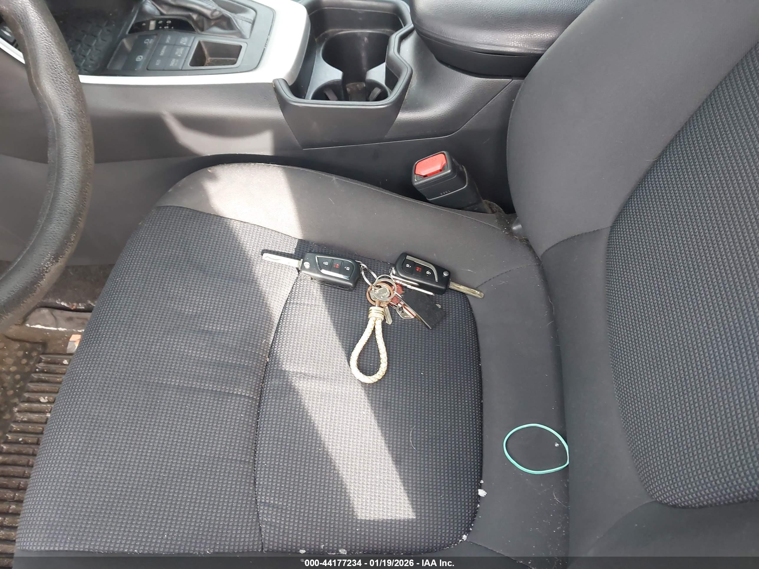 TOYOTA RAV4 image 11