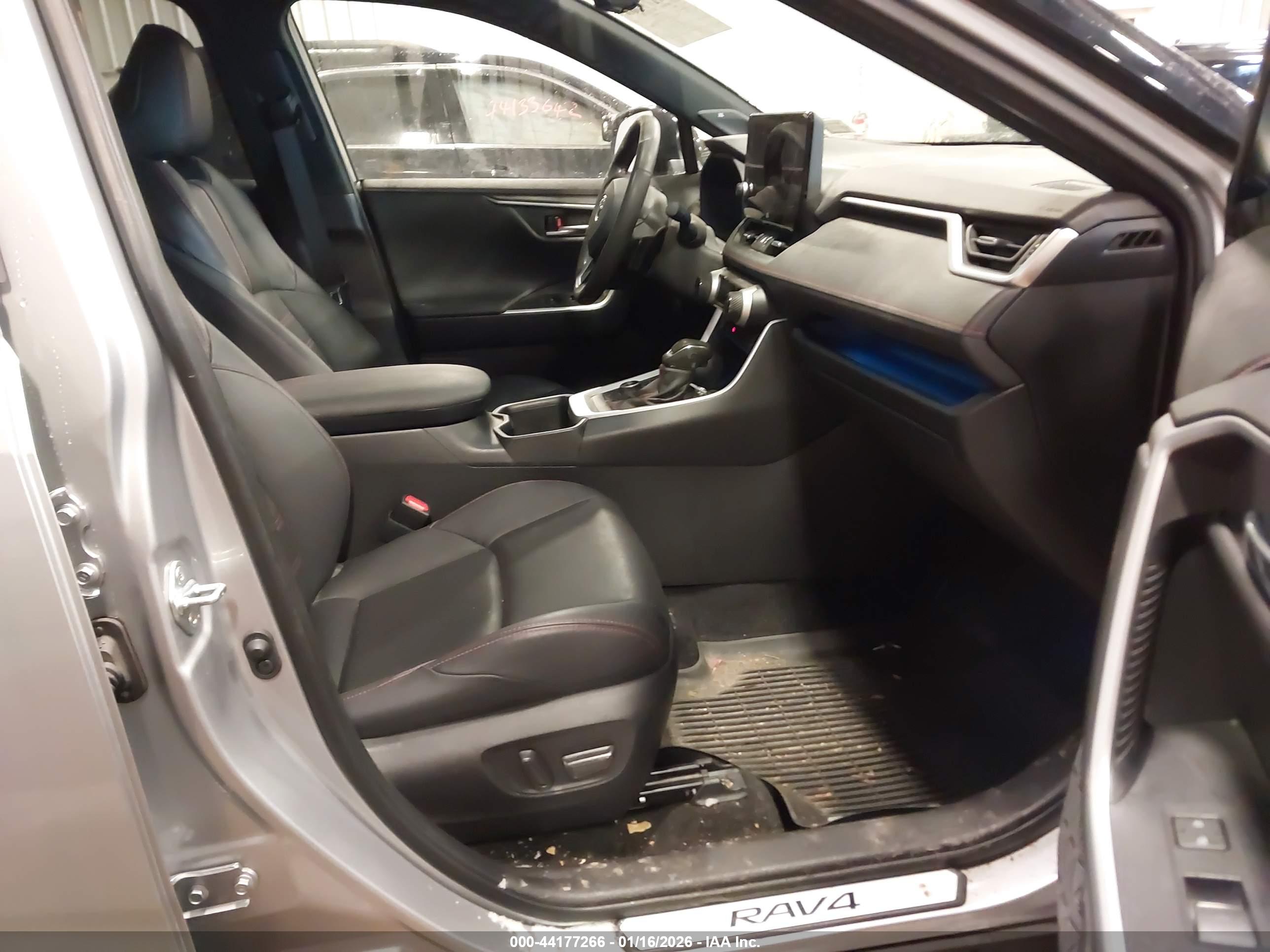 TOYOTA RAV4 image 5