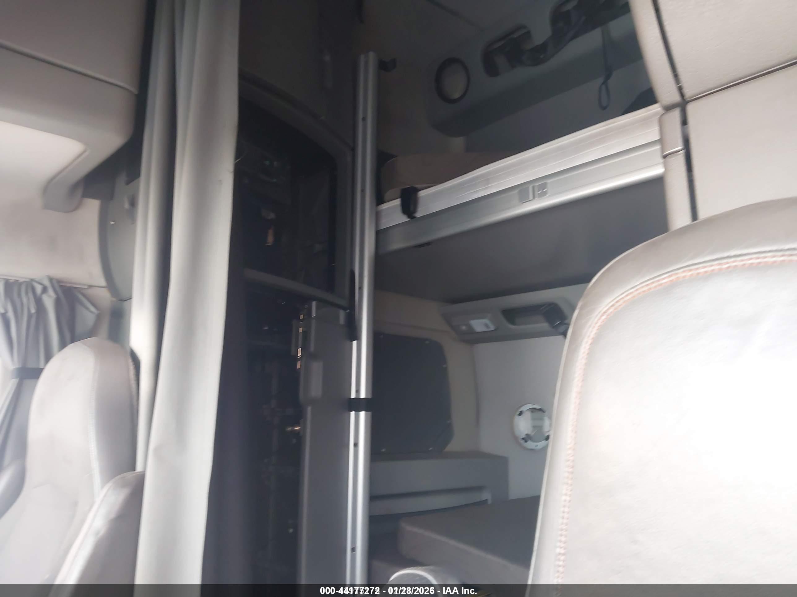 VOLVO VNL image 5