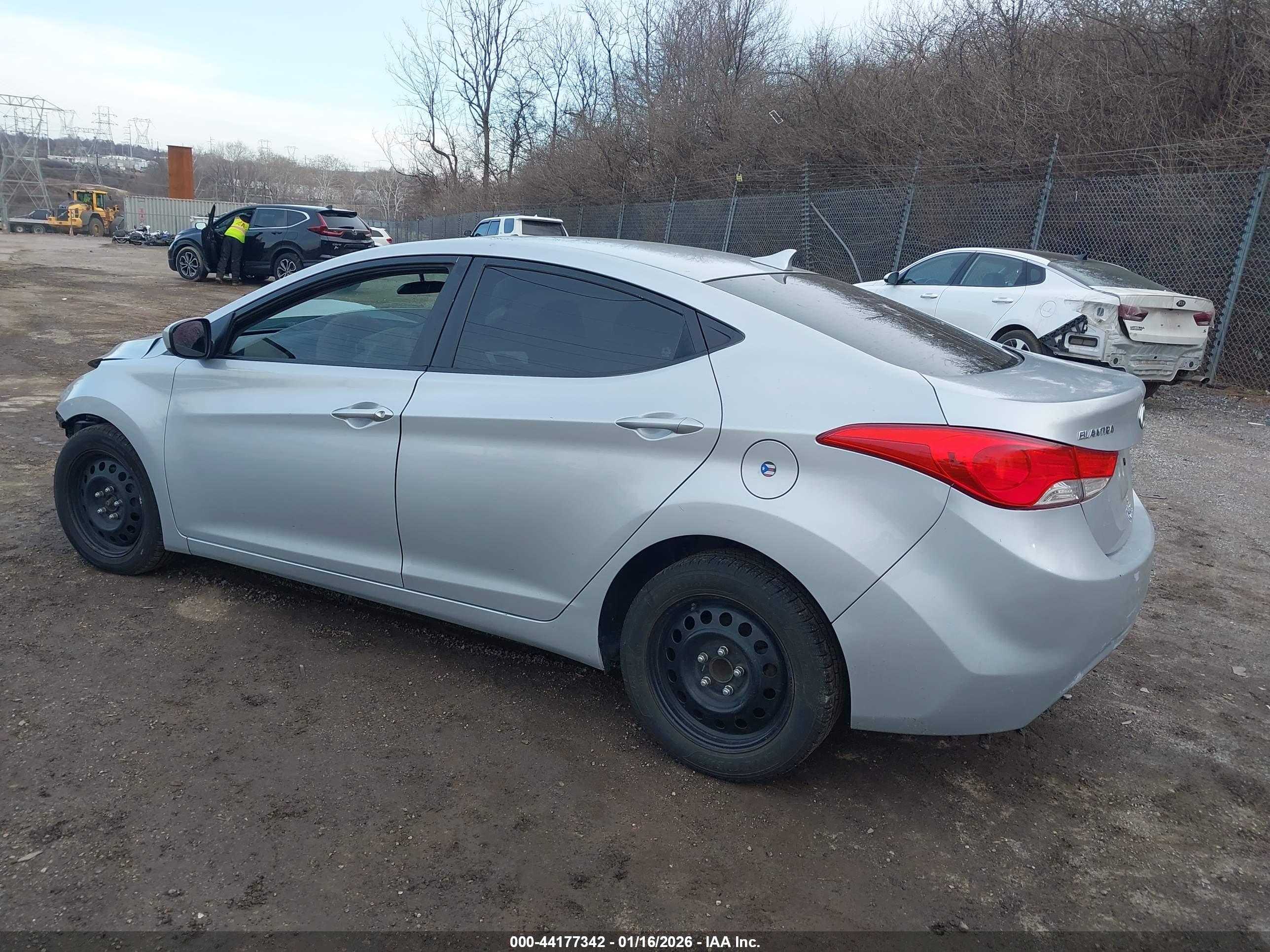 HYUNDAI ELANTRA image 3