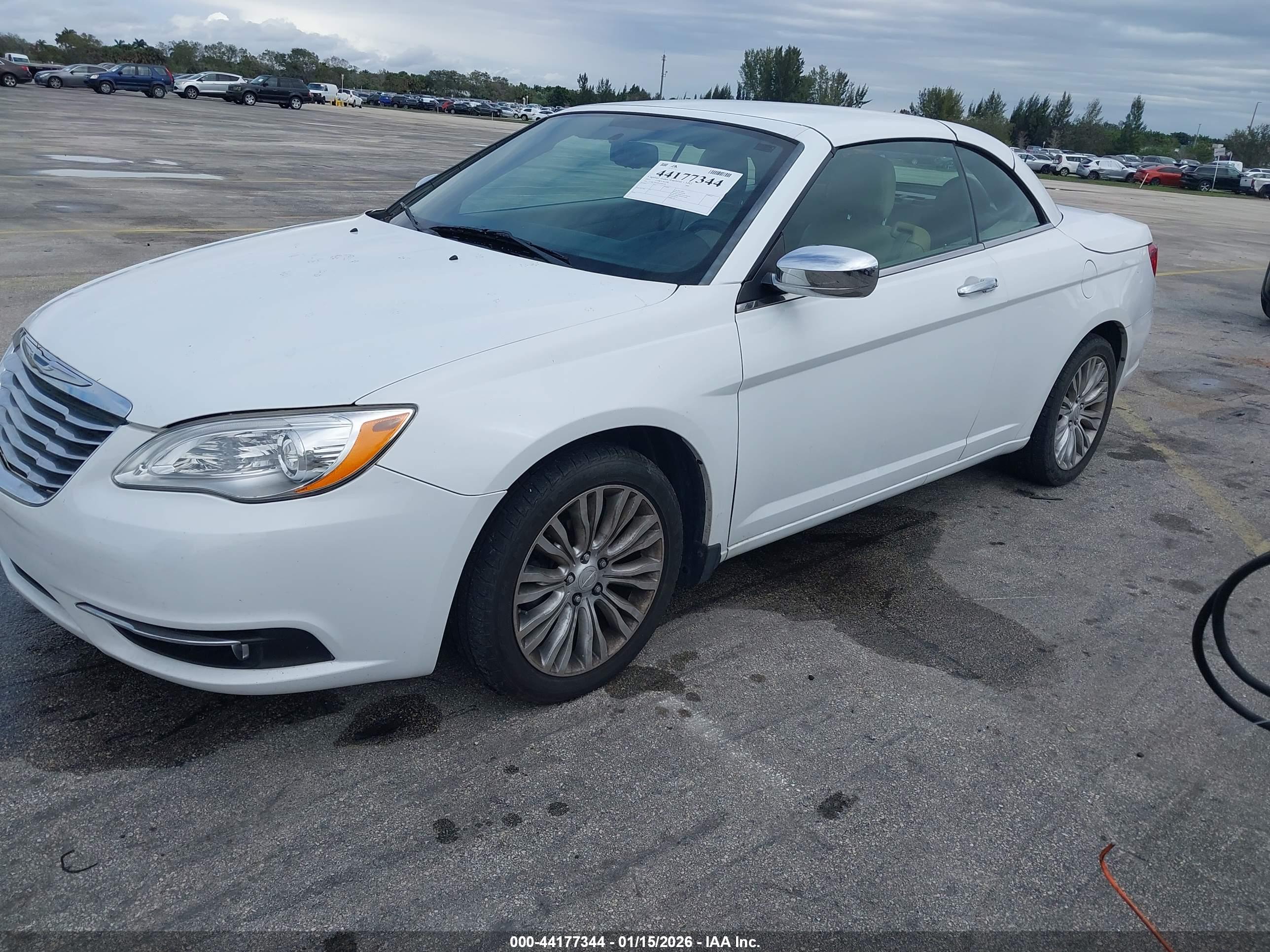 CHRYSLER 200 image 2