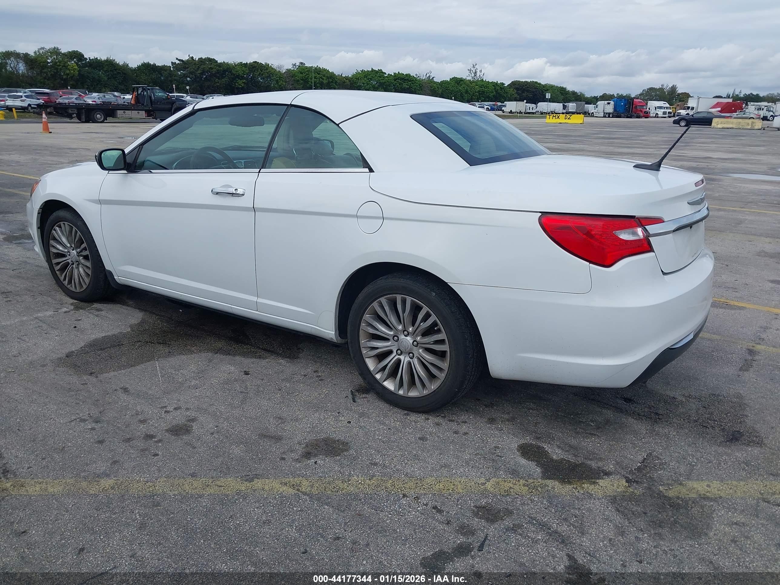CHRYSLER 200 image 3