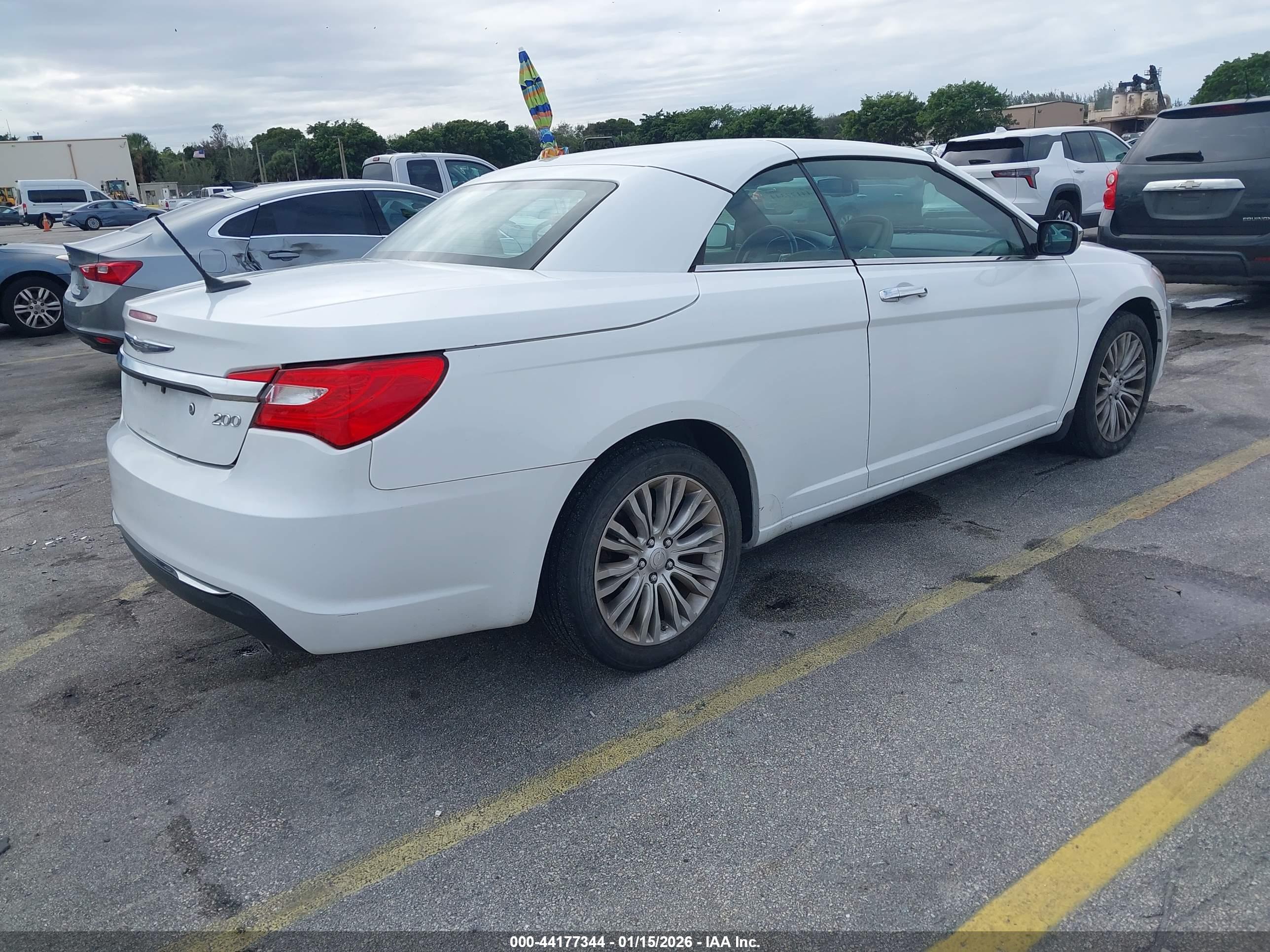 CHRYSLER 200 image 4
