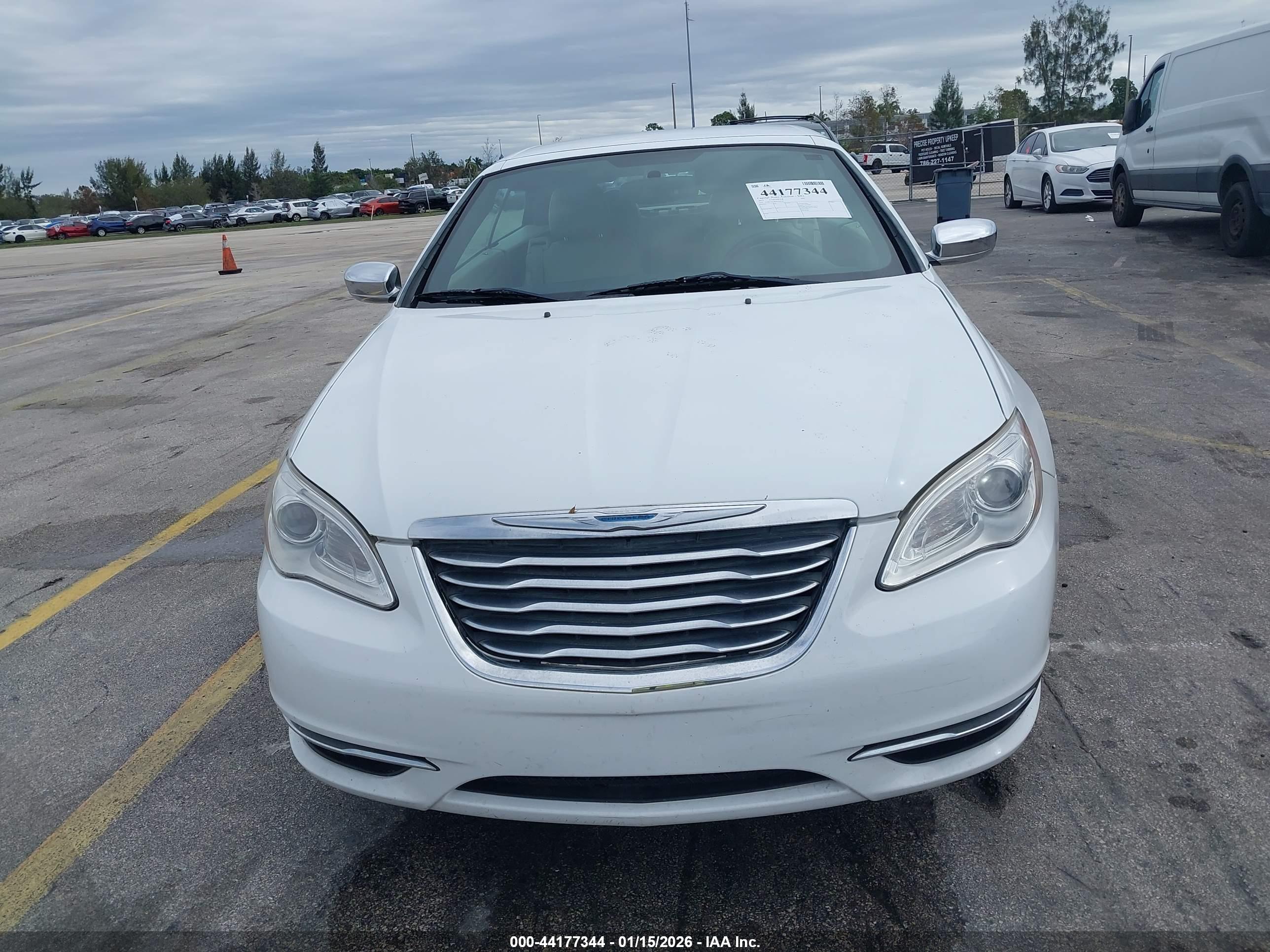 CHRYSLER 200 image 6
