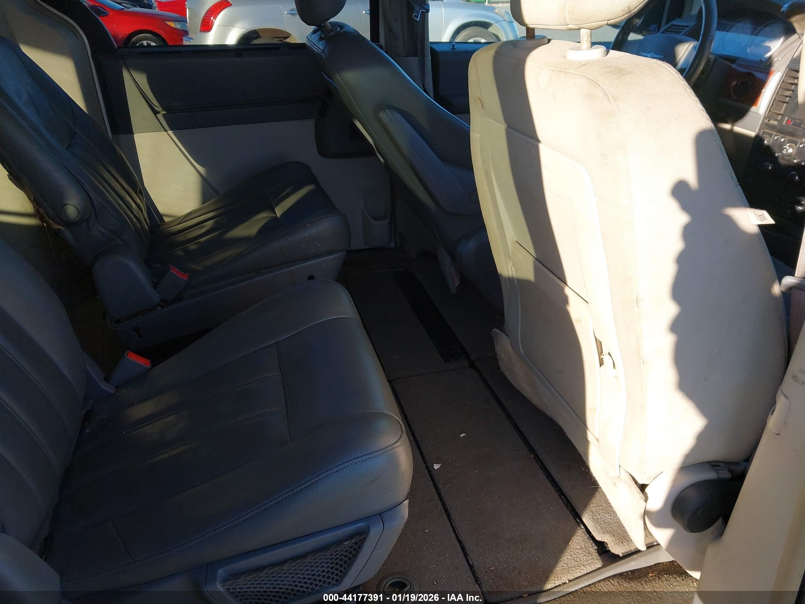 CHRYSLER TOWN image 8