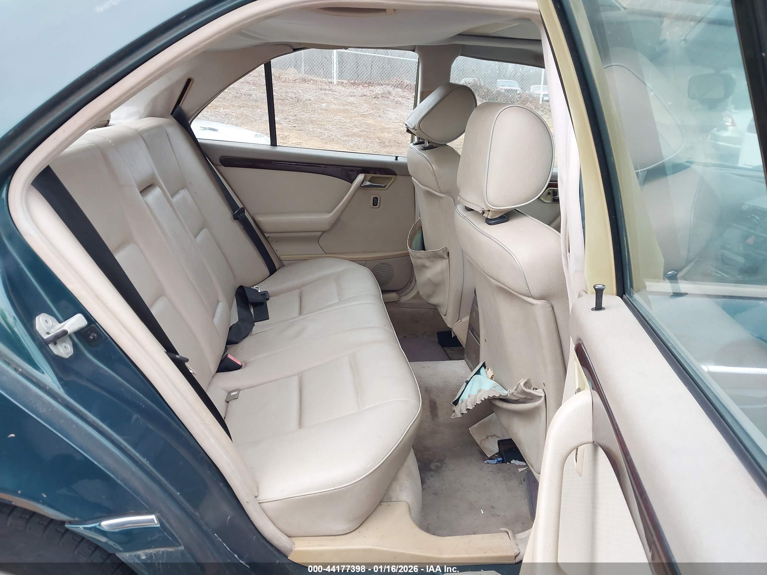 MERCEDES-BENZ C image 8