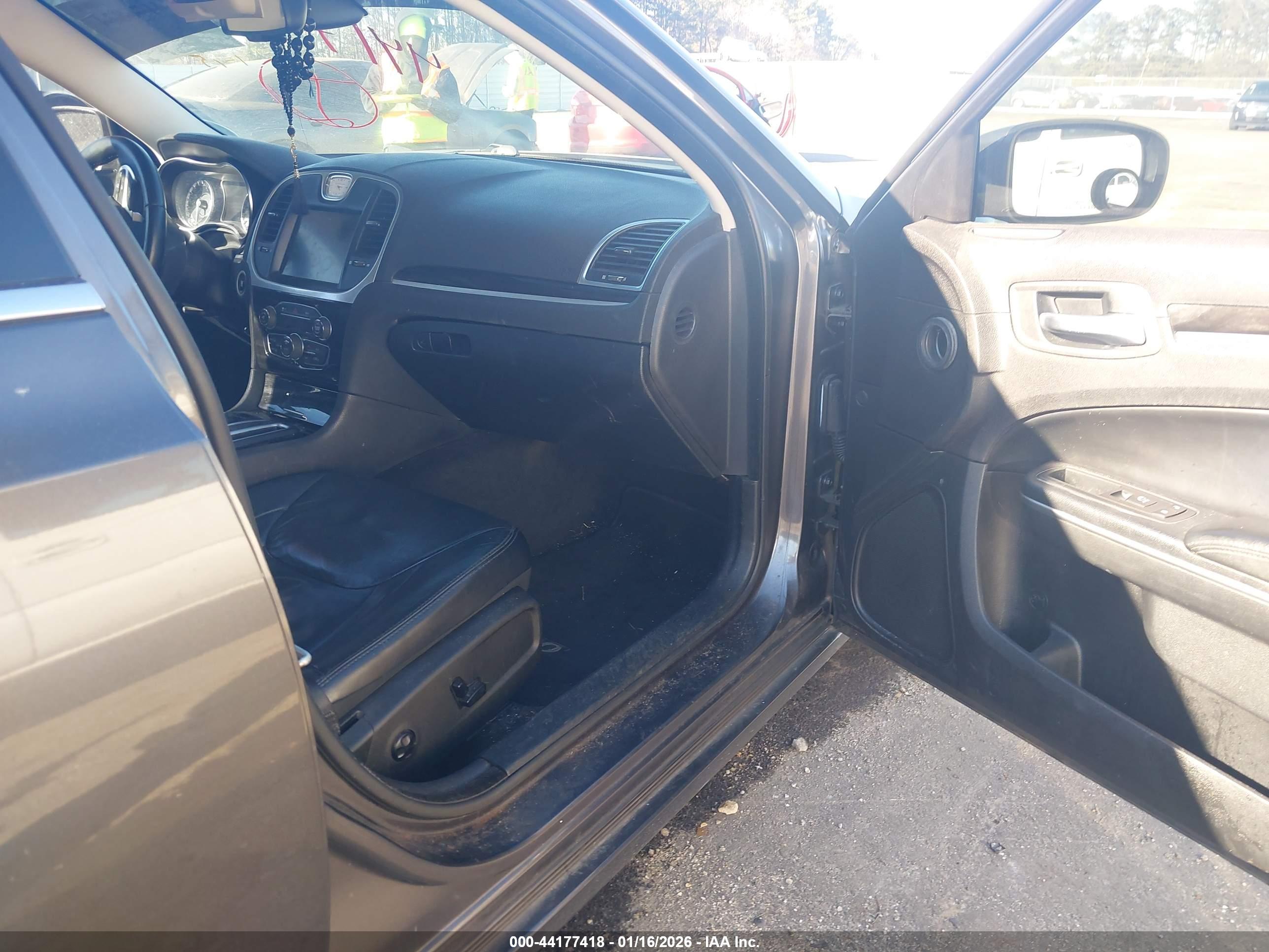 CHRYSLER 300 image 5