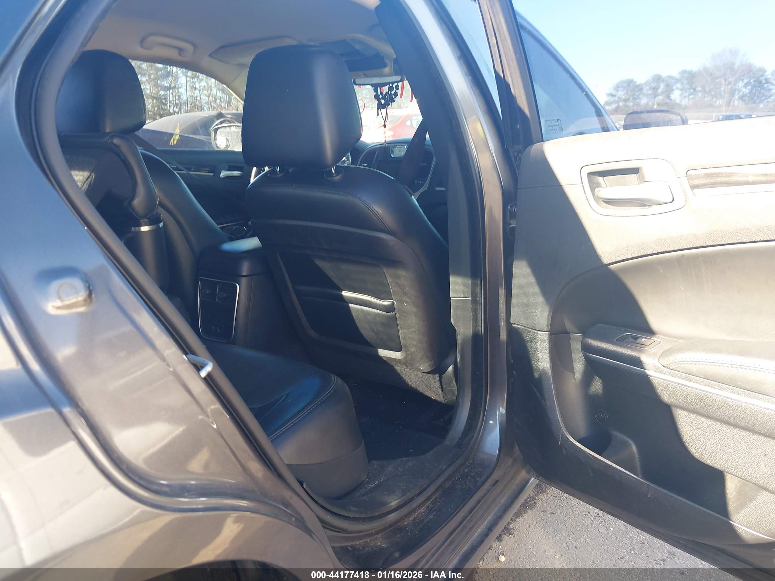 CHRYSLER 300 image 8