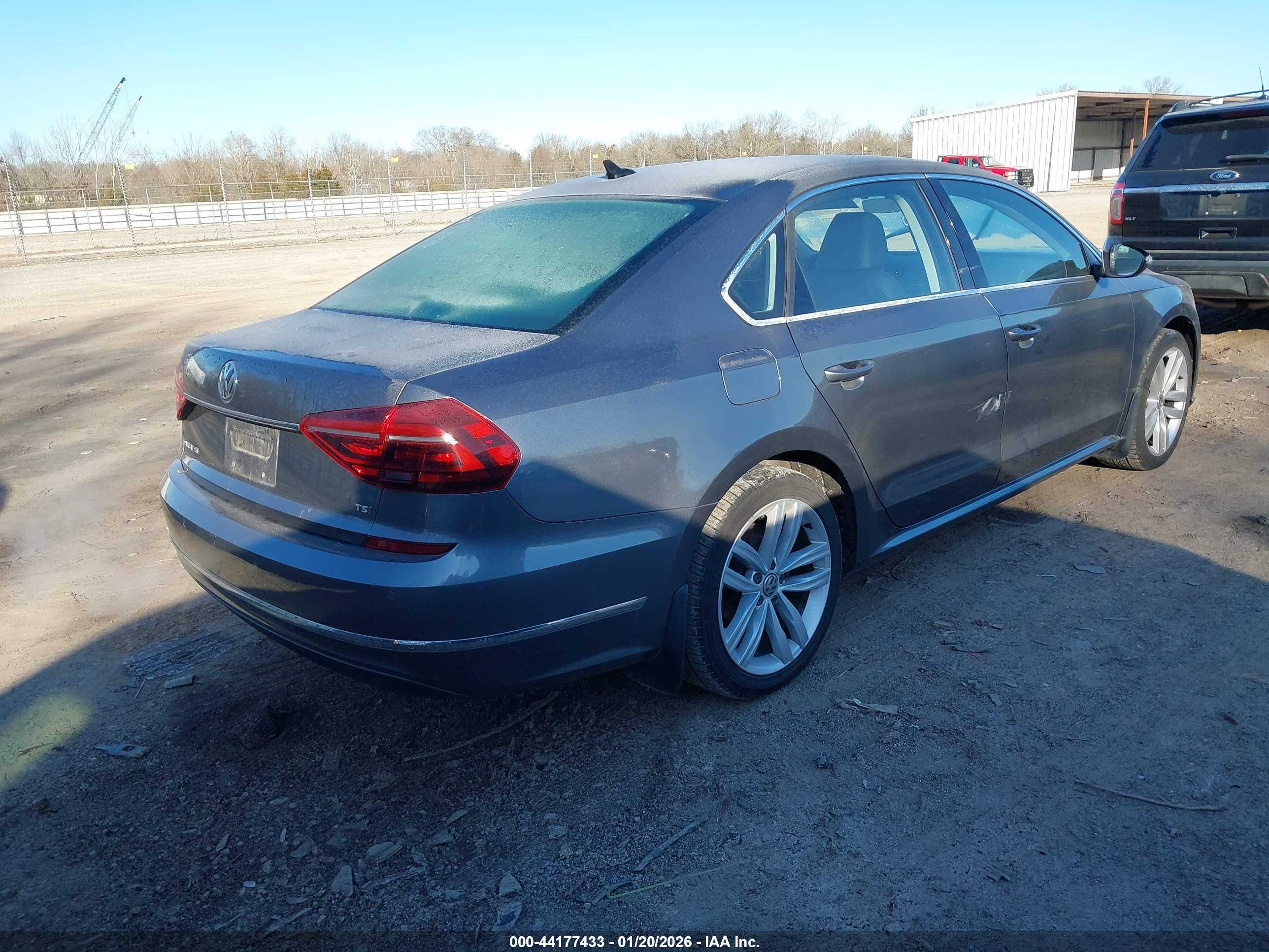 VOLKSWAGEN PASSAT image 4