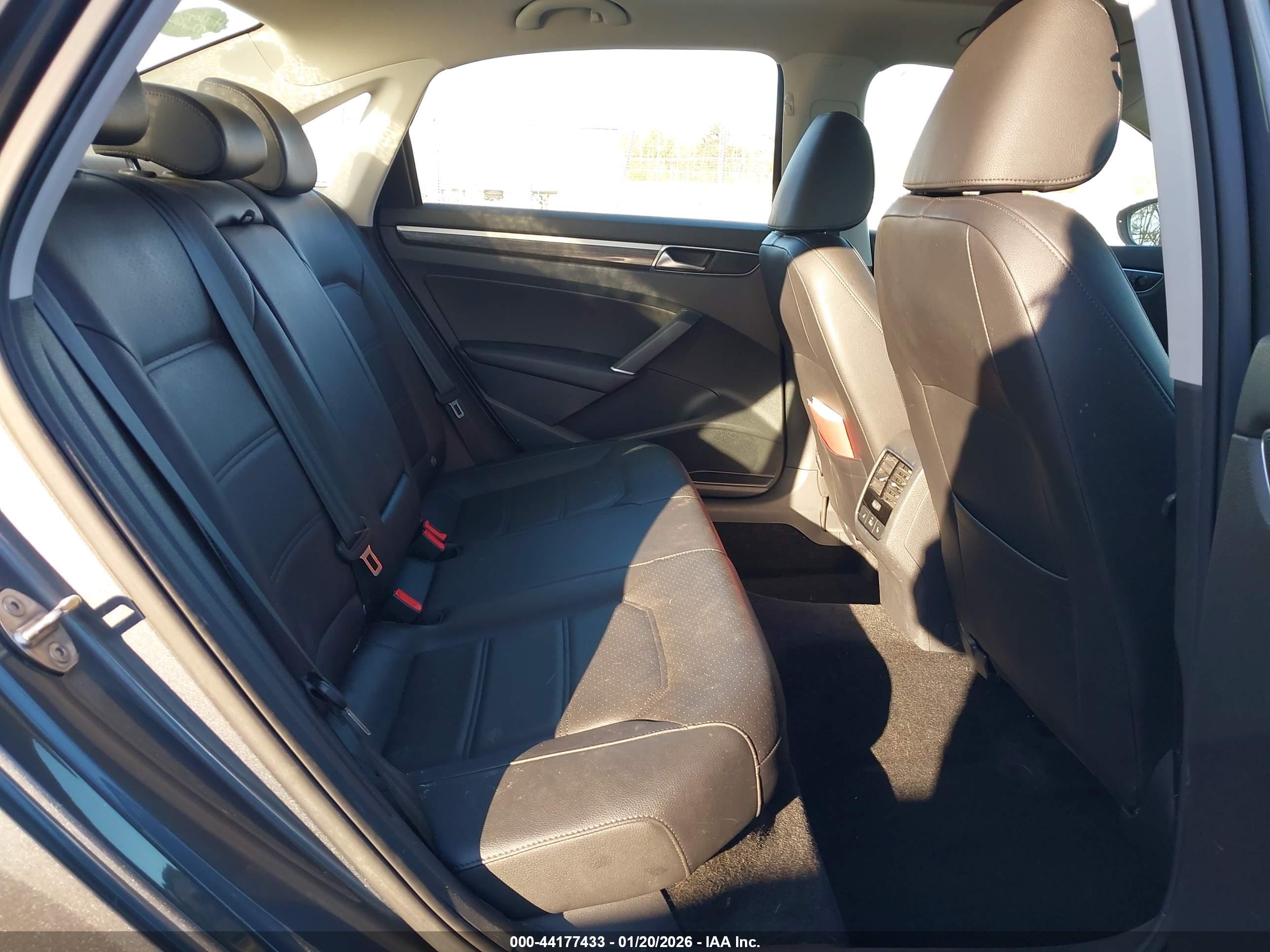 VOLKSWAGEN PASSAT image 8
