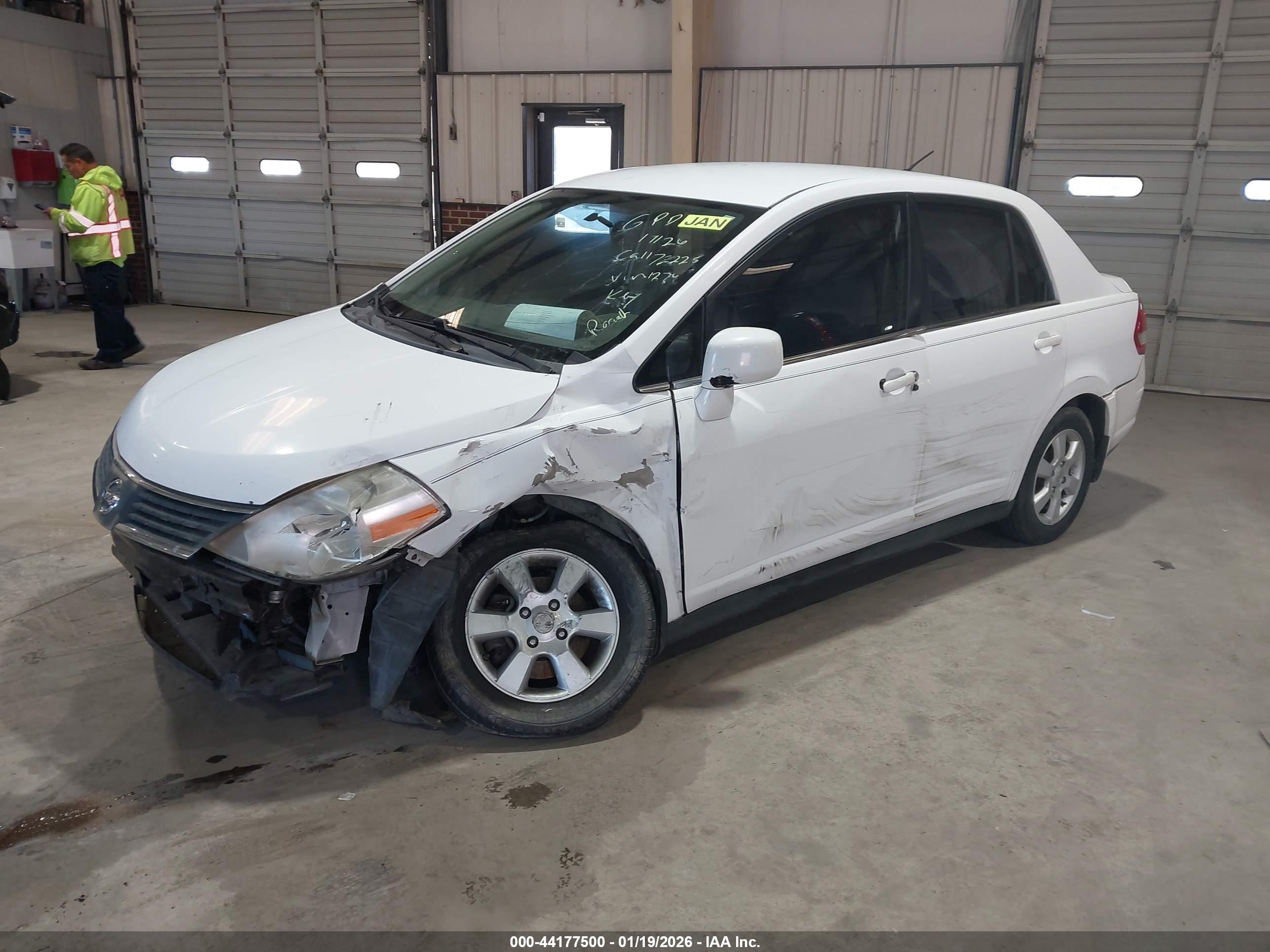 NISSAN VERSA image 2