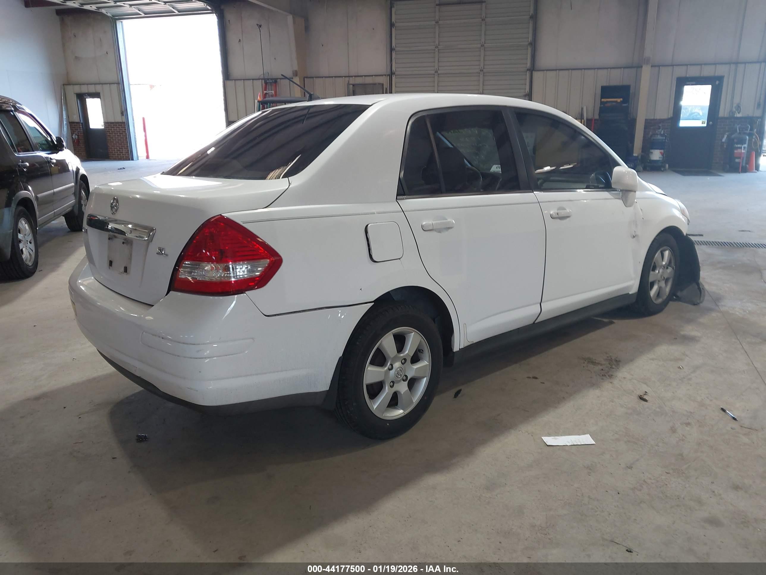 NISSAN VERSA image 4