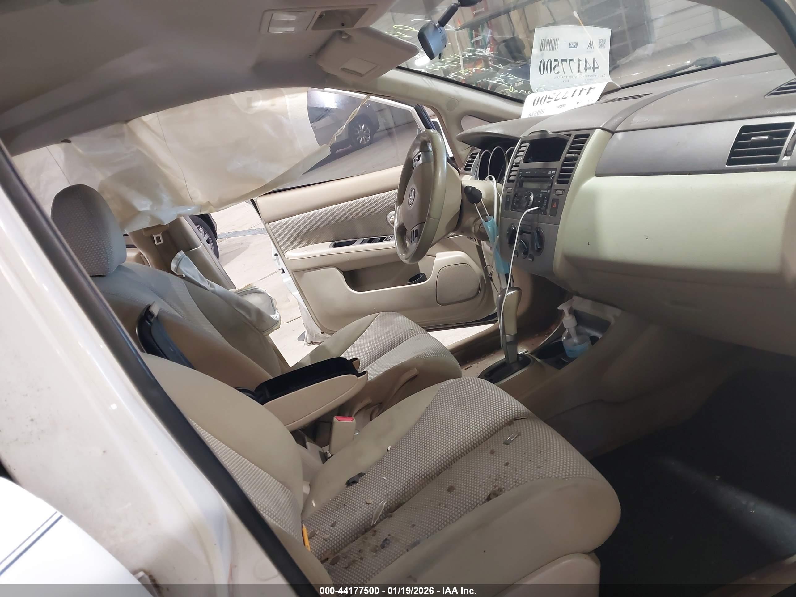 NISSAN VERSA image 5