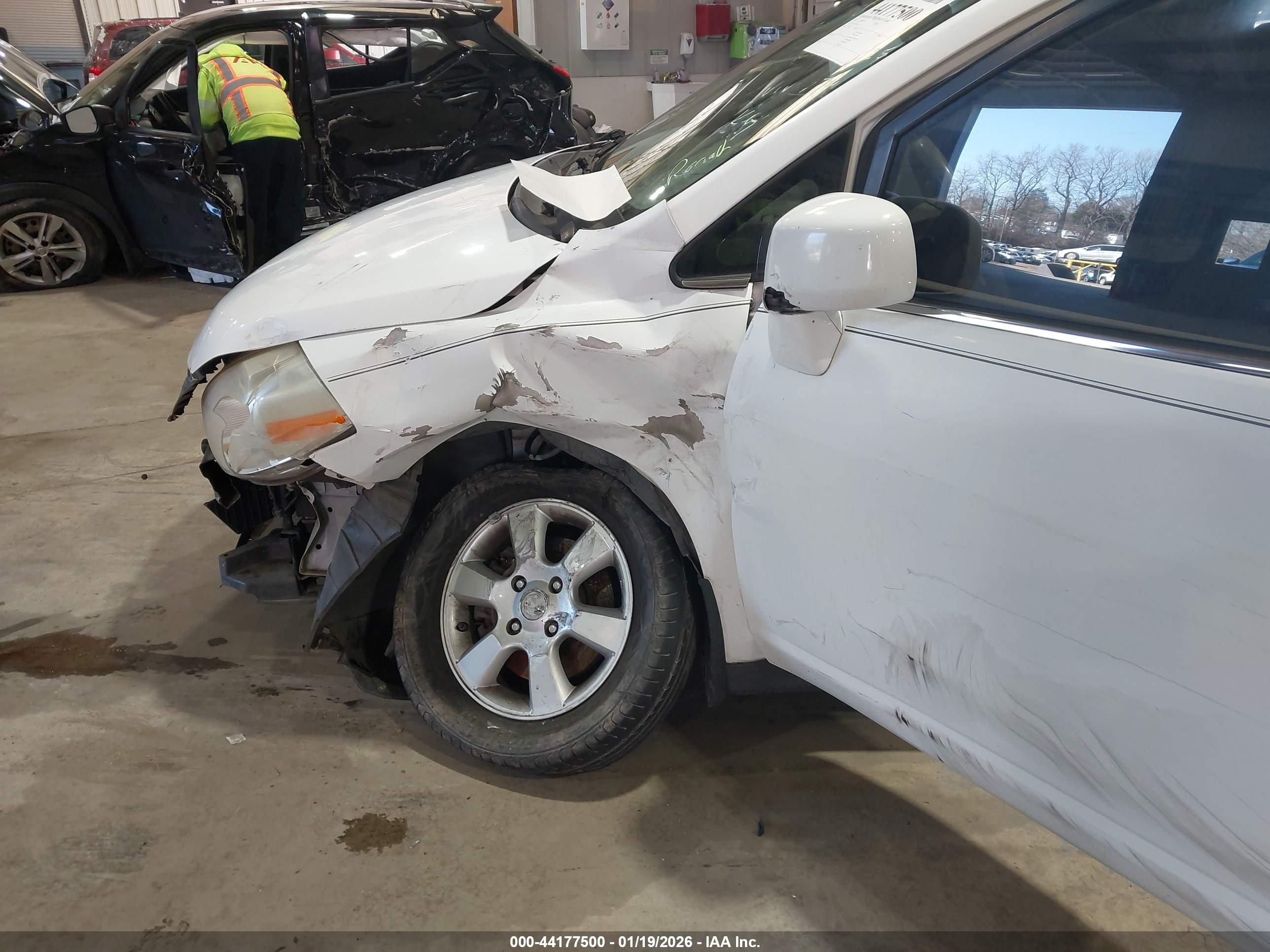 NISSAN VERSA image 6