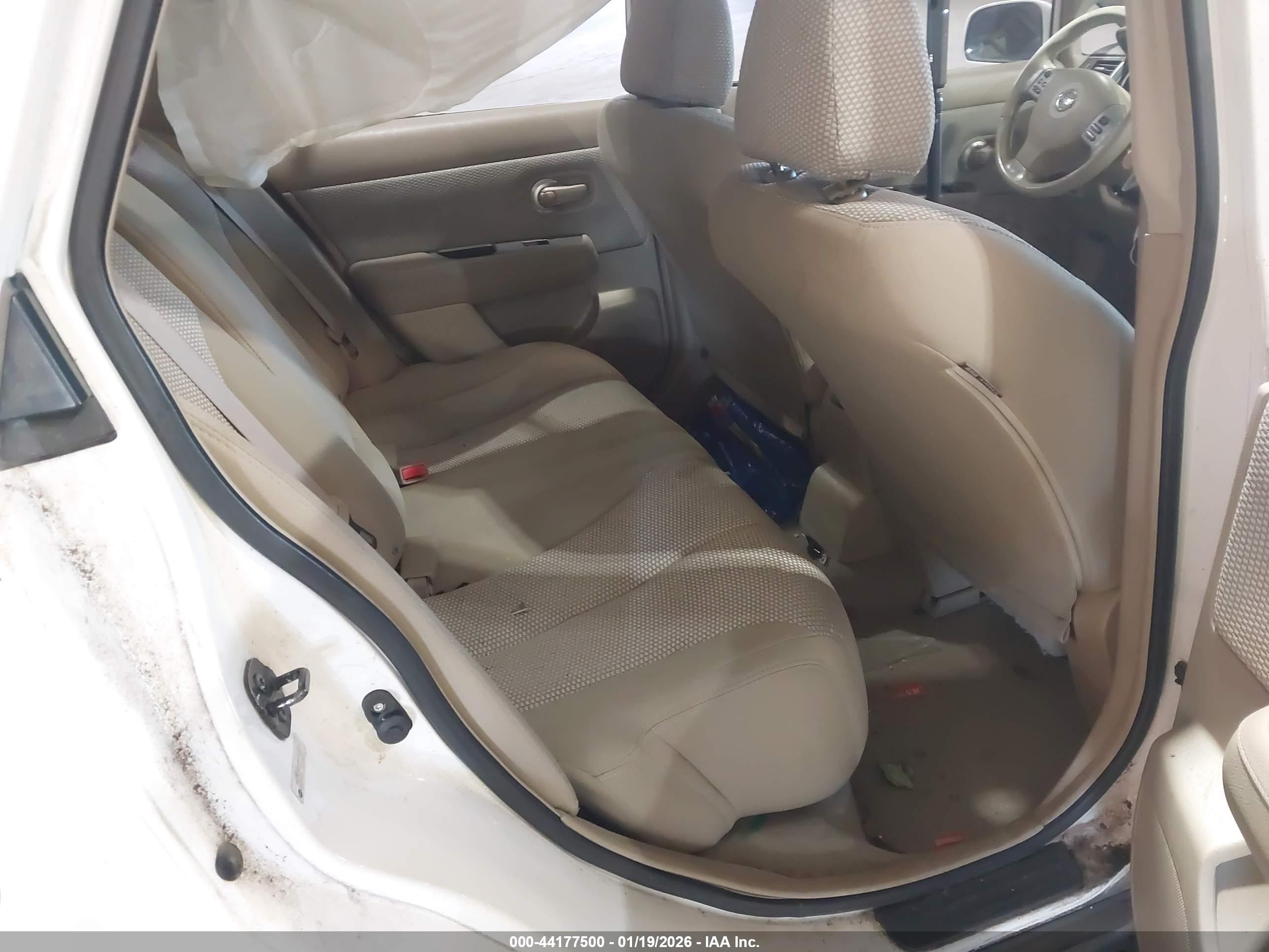 NISSAN VERSA image 8