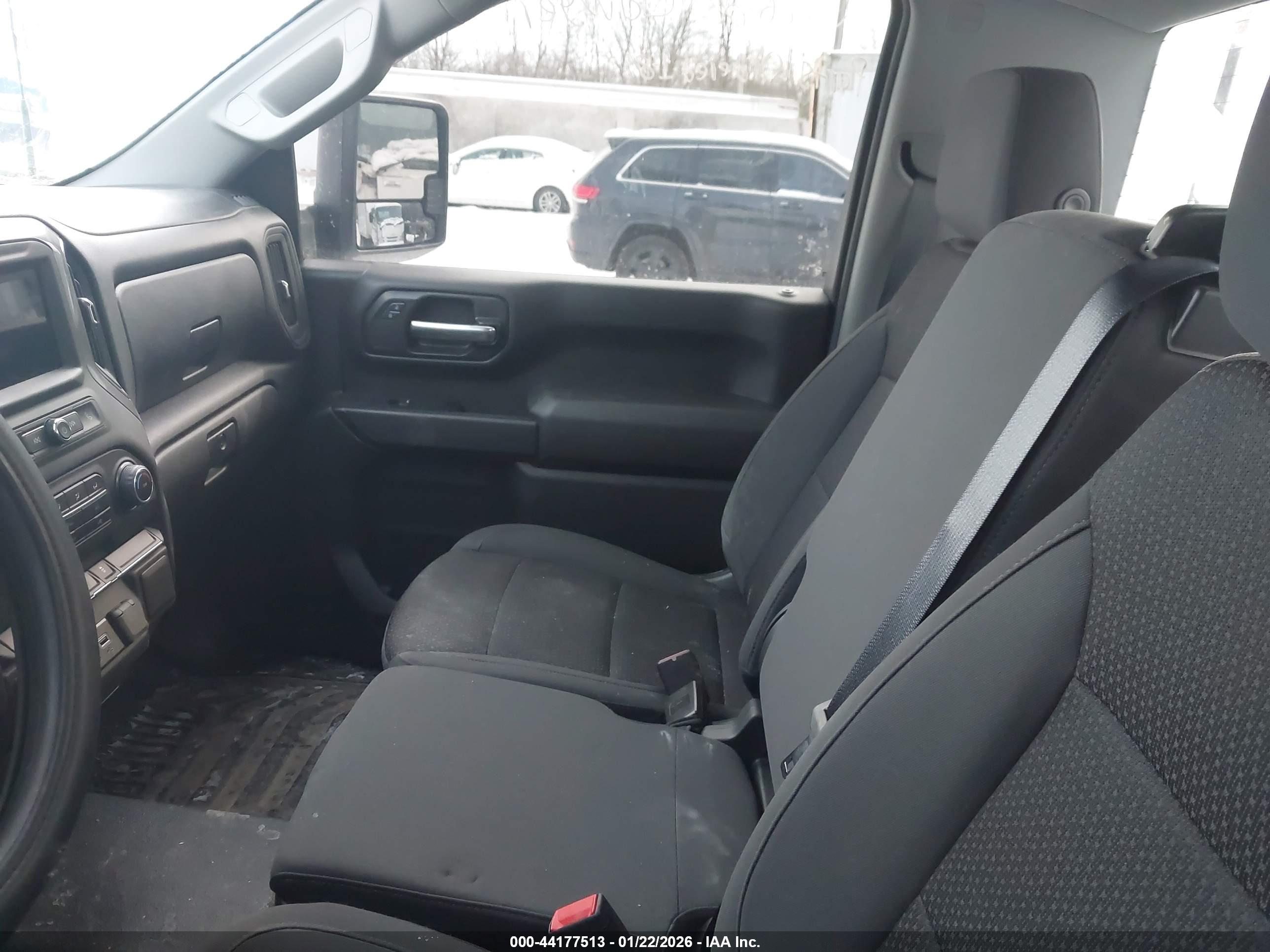 CHEVROLET SILVERADO image 8