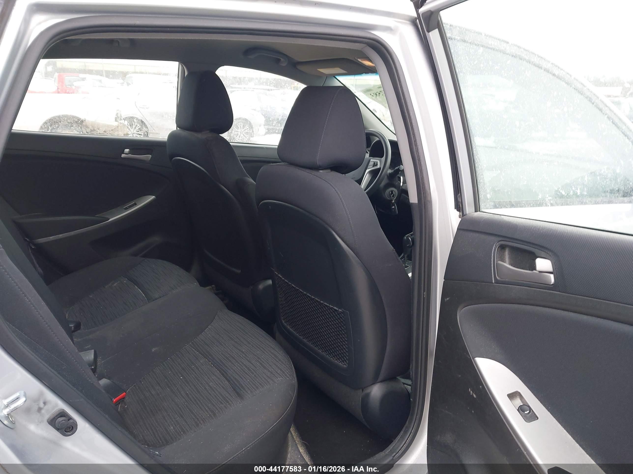 HYUNDAI ACCENT image 8