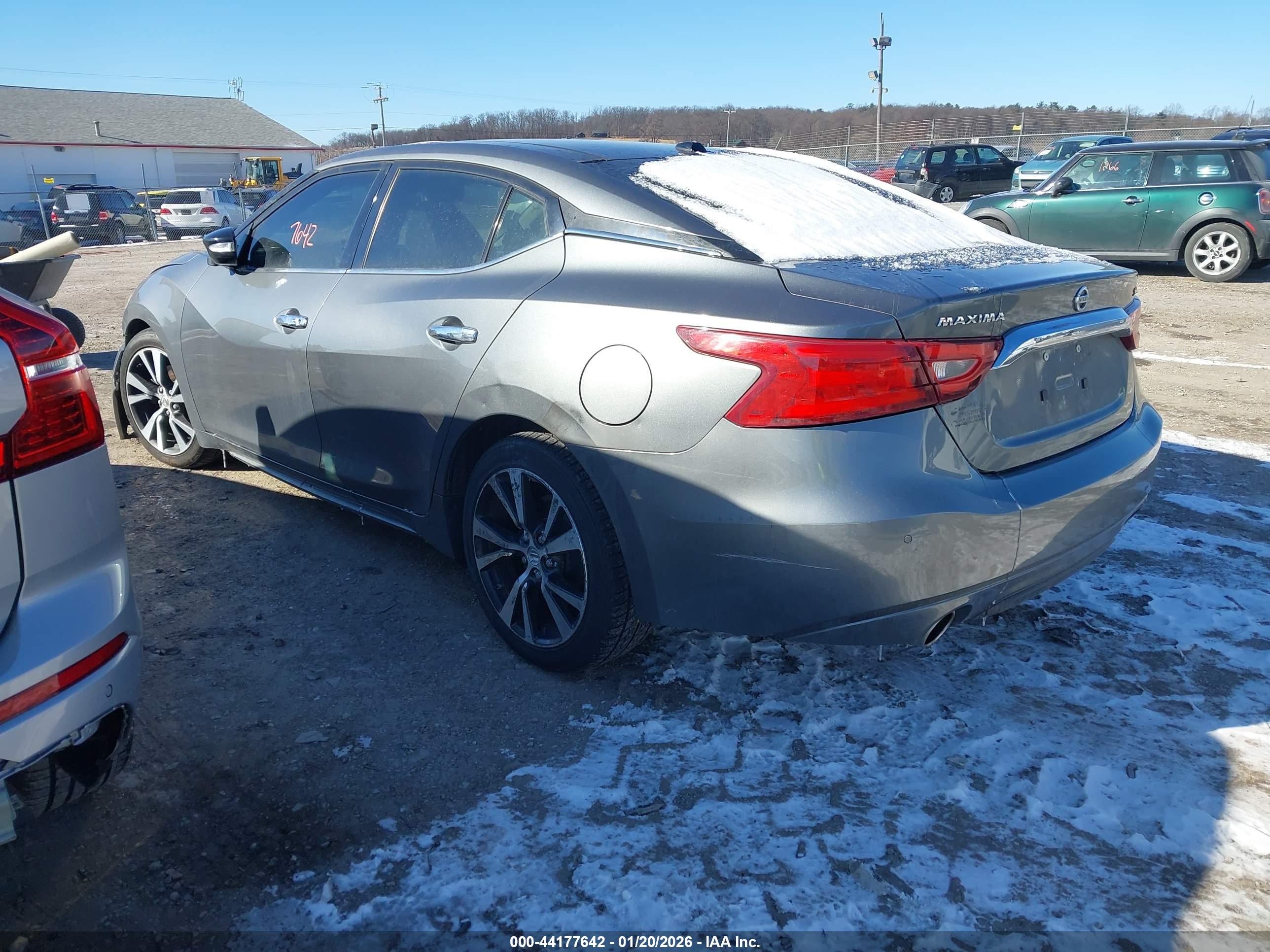 NISSAN MAXIMA image 3