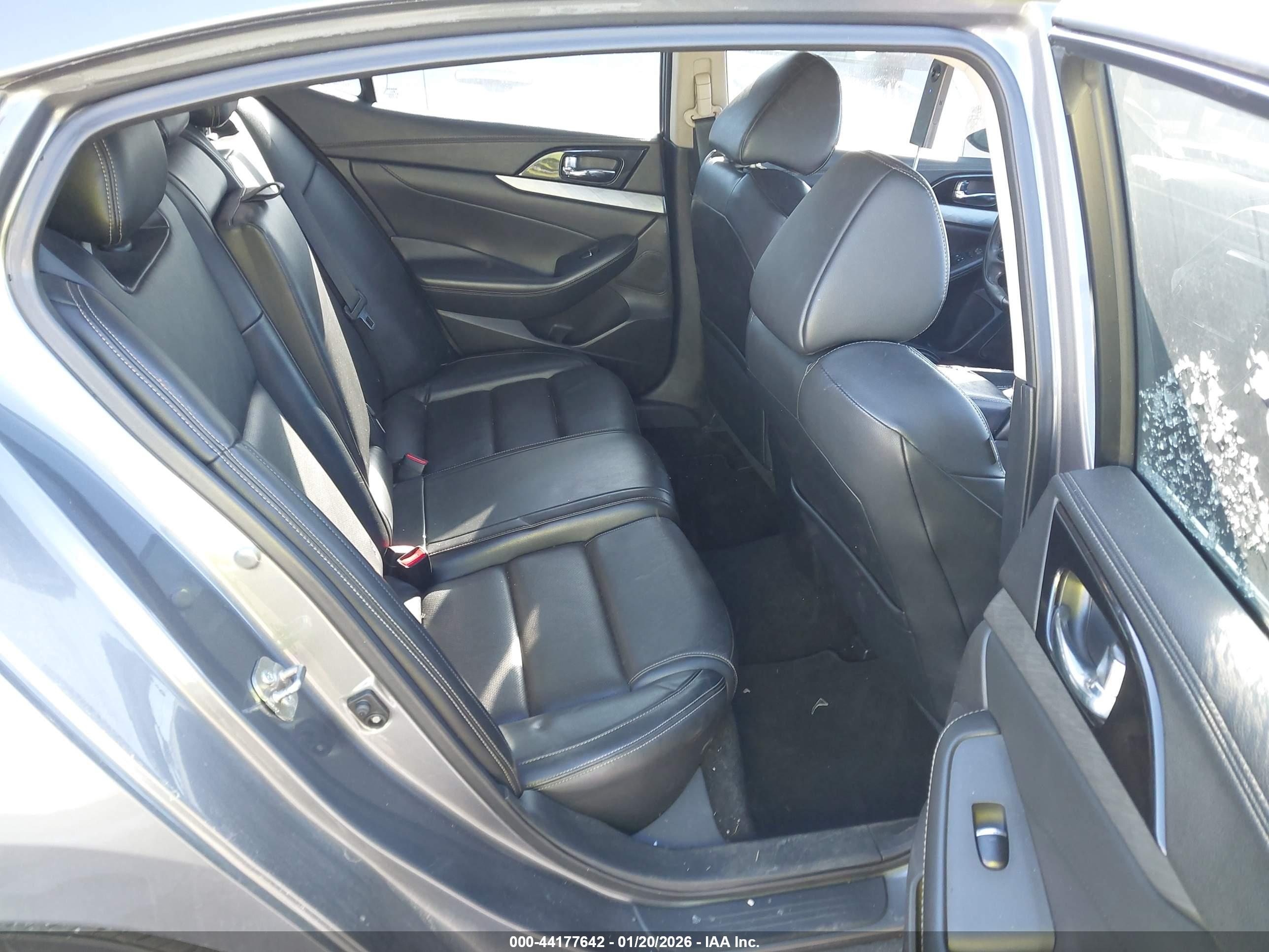 NISSAN MAXIMA image 8