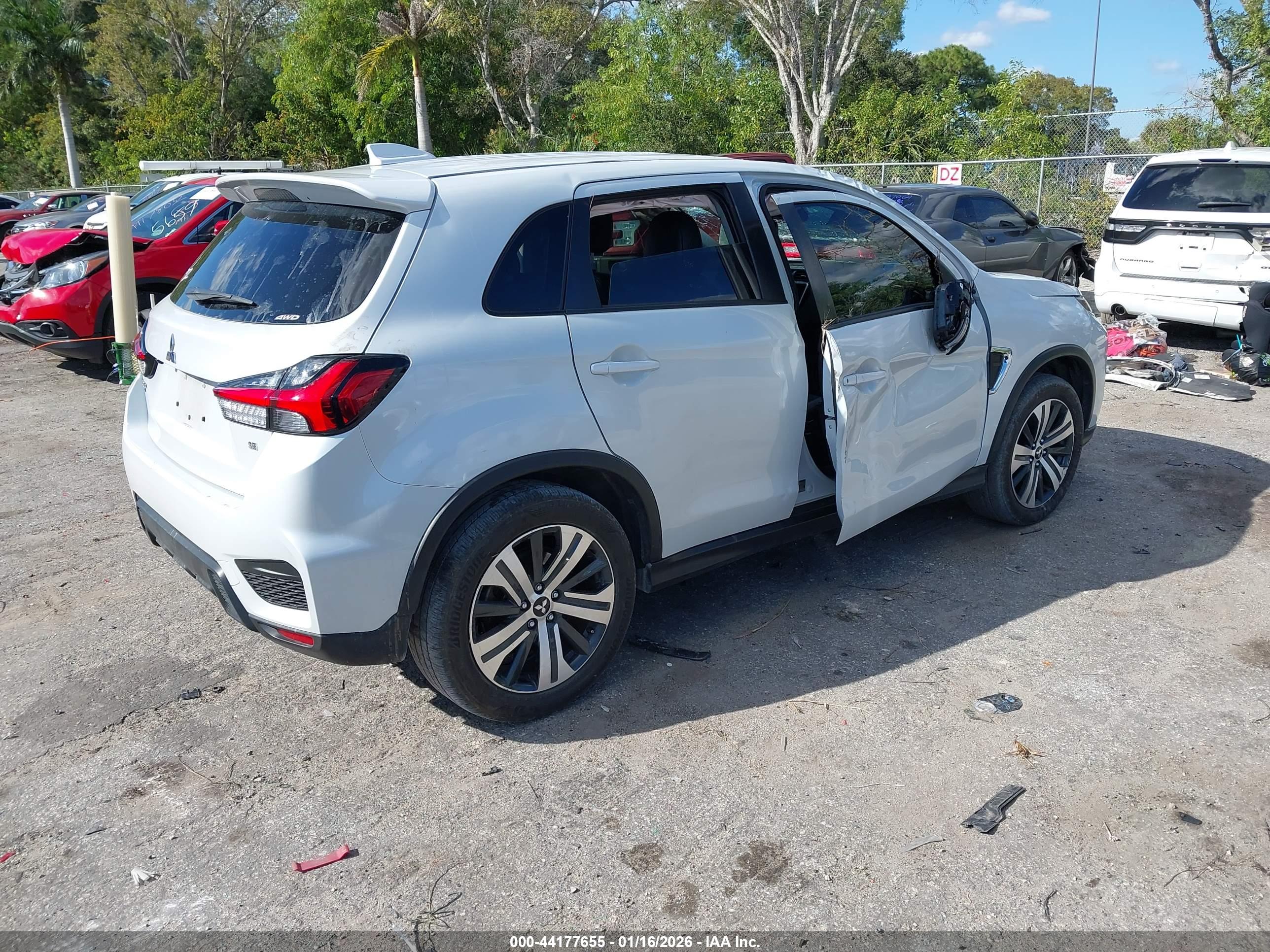 MITSUBISHI OUTLANDER image 4