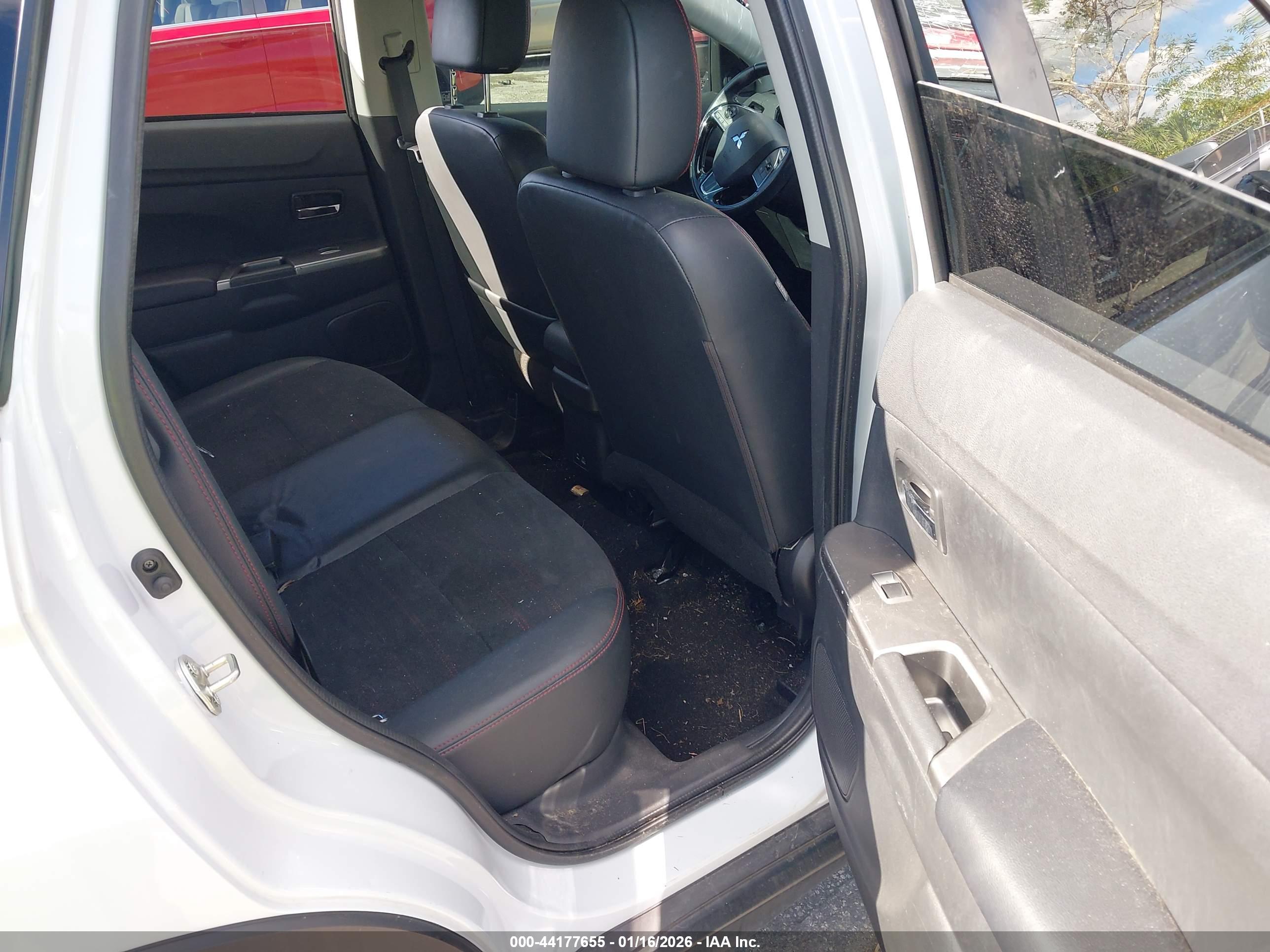 MITSUBISHI OUTLANDER image 8