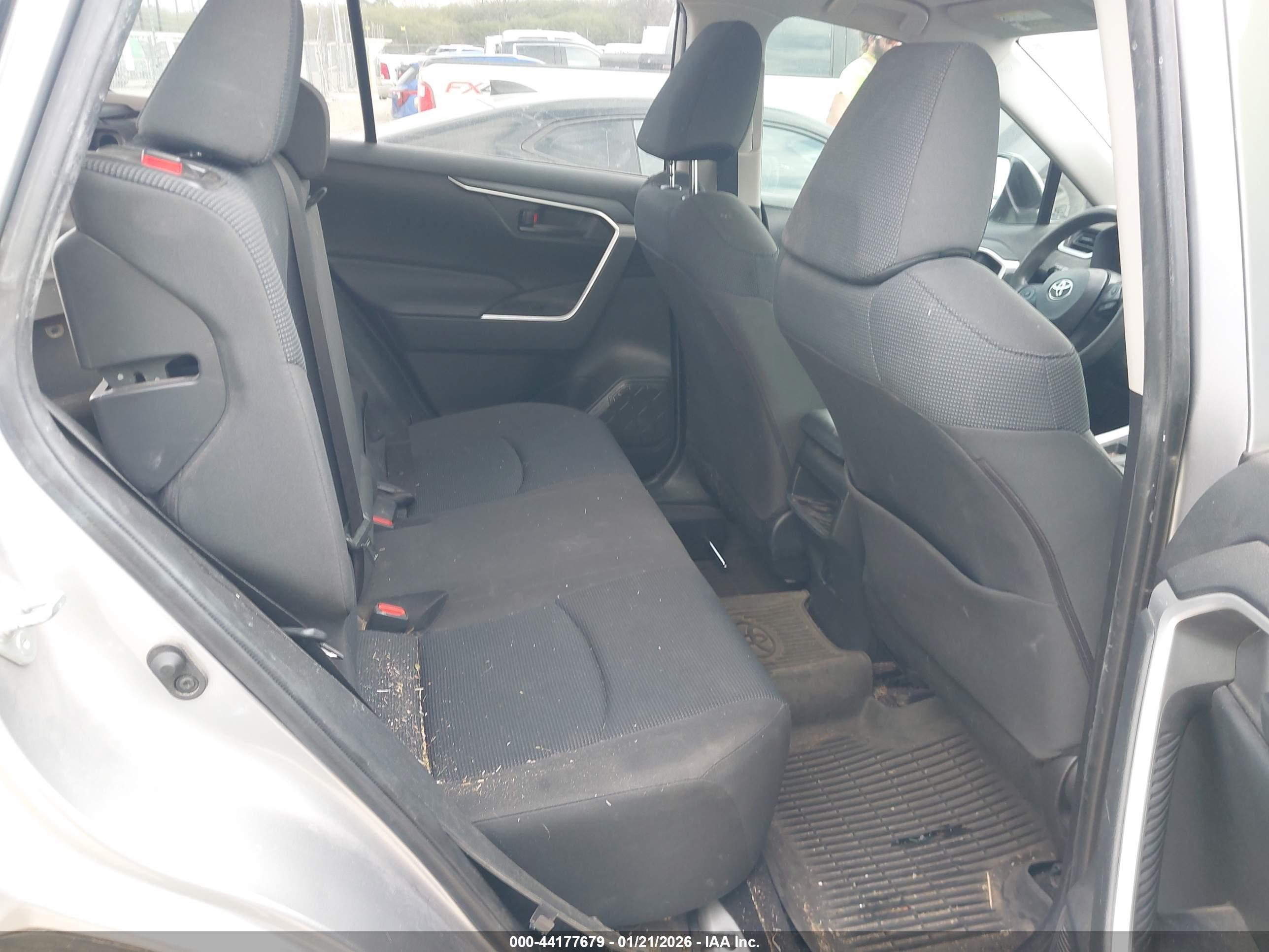 TOYOTA RAV4 image 8