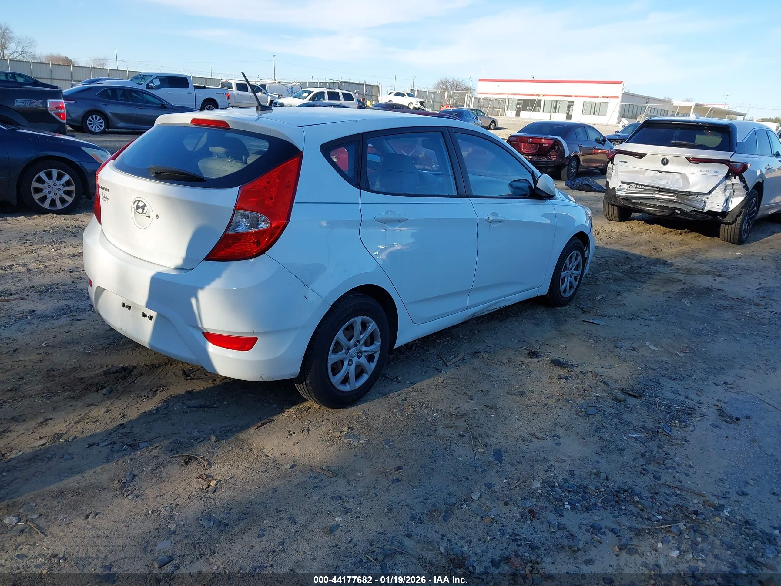 HYUNDAI ACCENT image 4