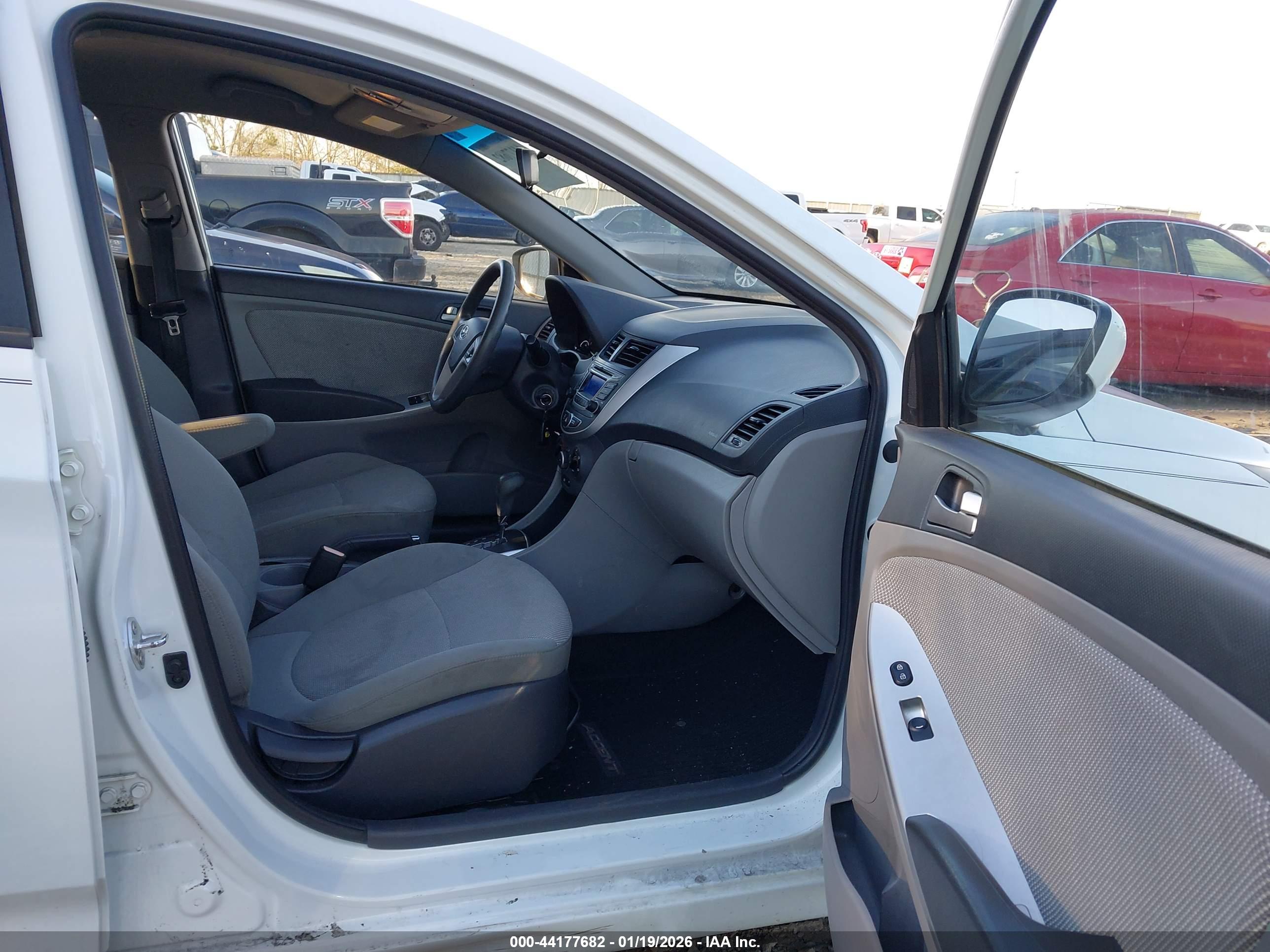 HYUNDAI ACCENT image 5