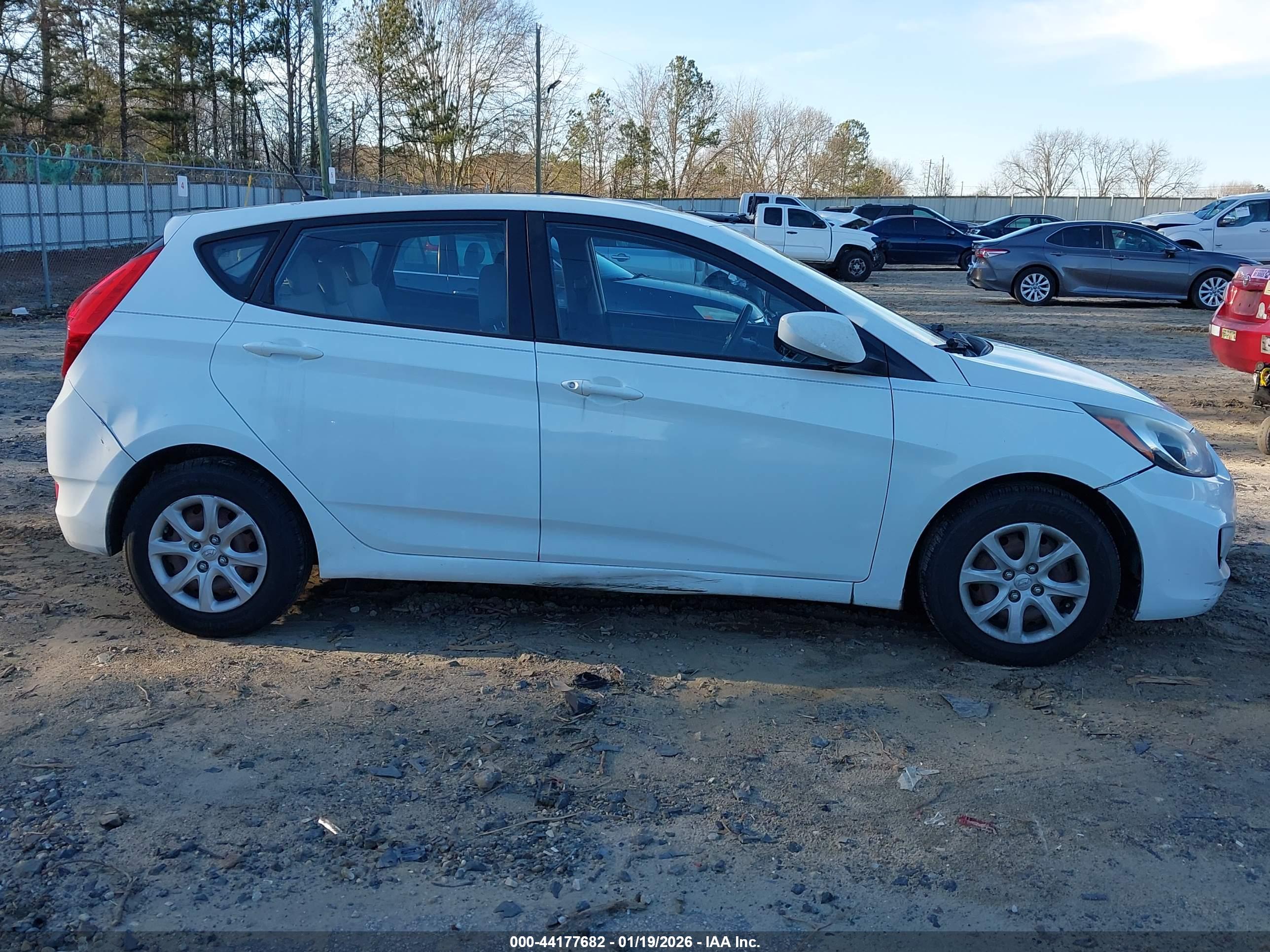 HYUNDAI ACCENT image 6