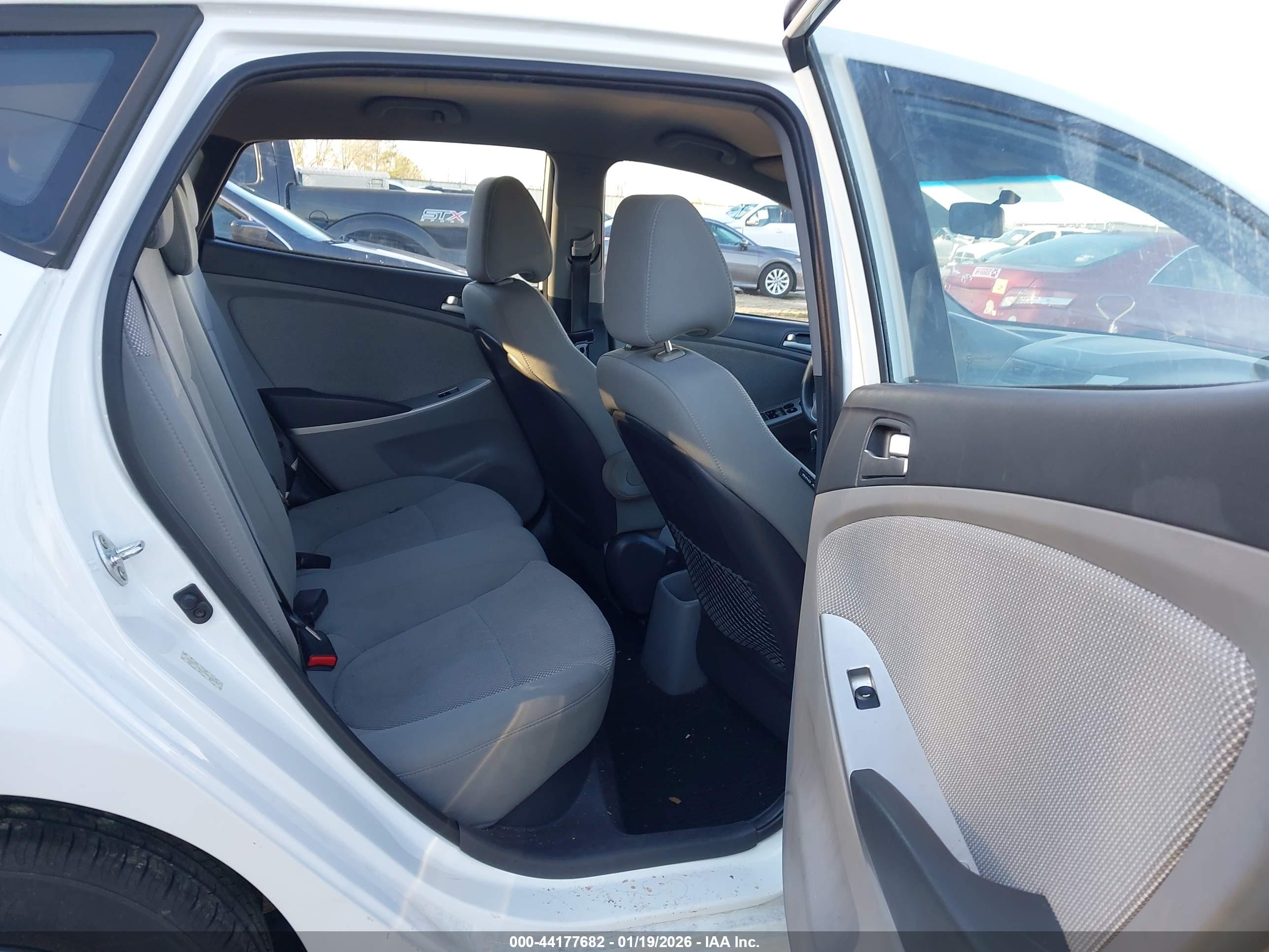 HYUNDAI ACCENT image 8