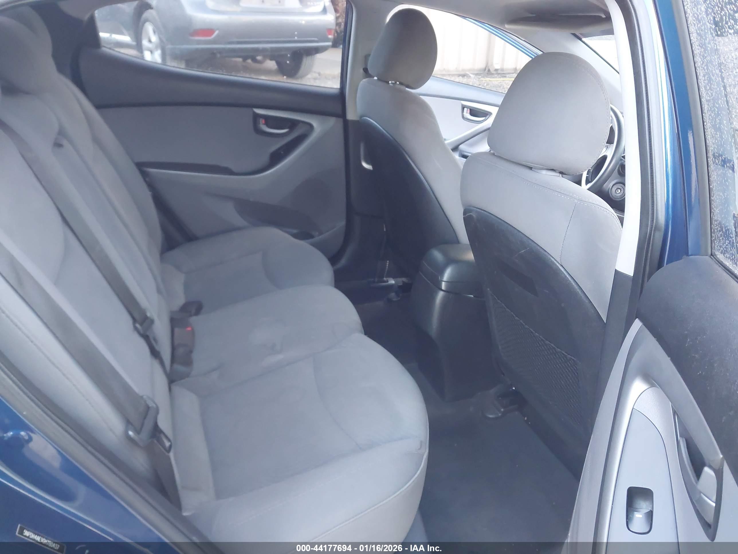HYUNDAI ELANTRA image 8
