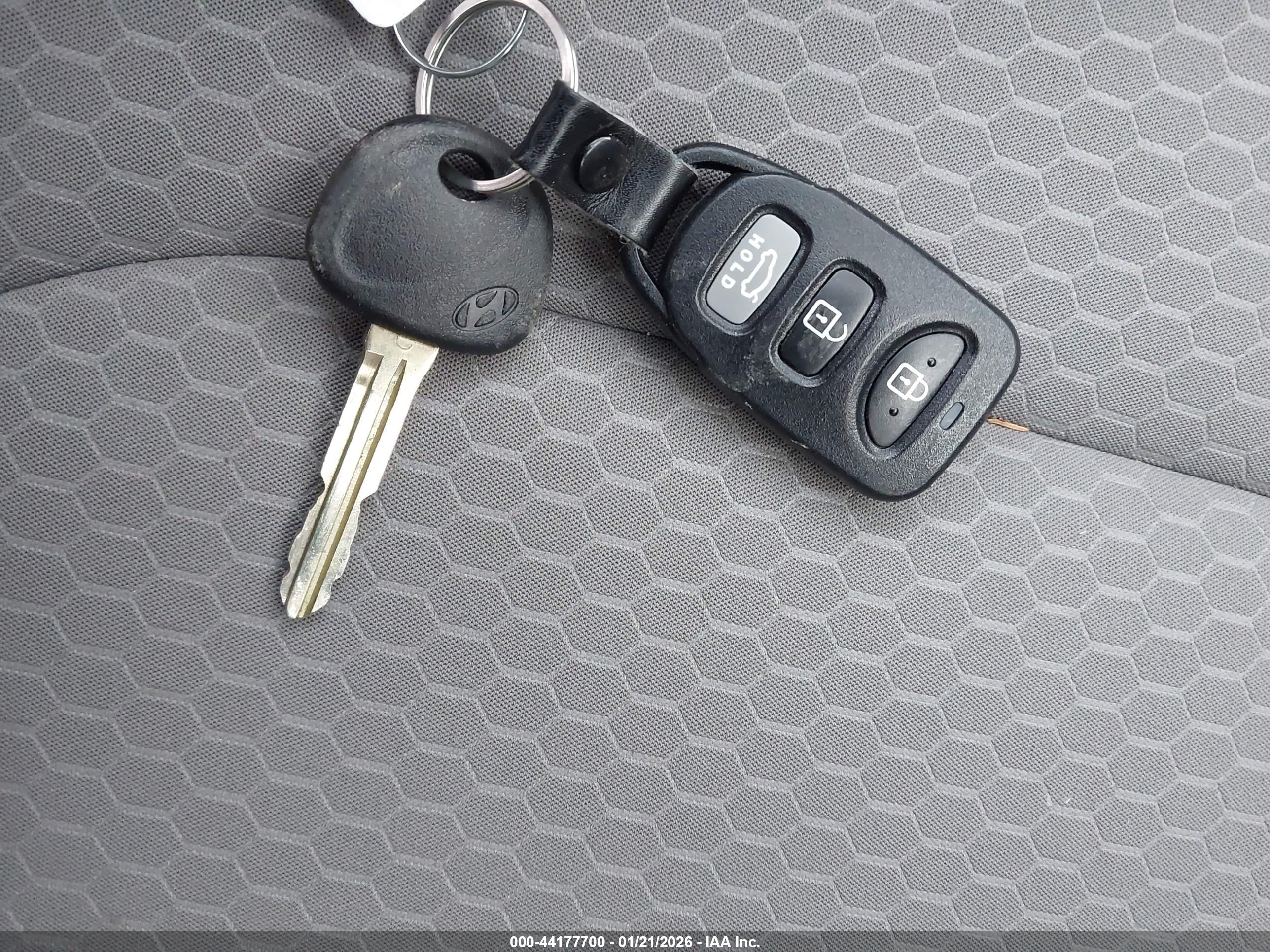 HYUNDAI ELANTRA image 11