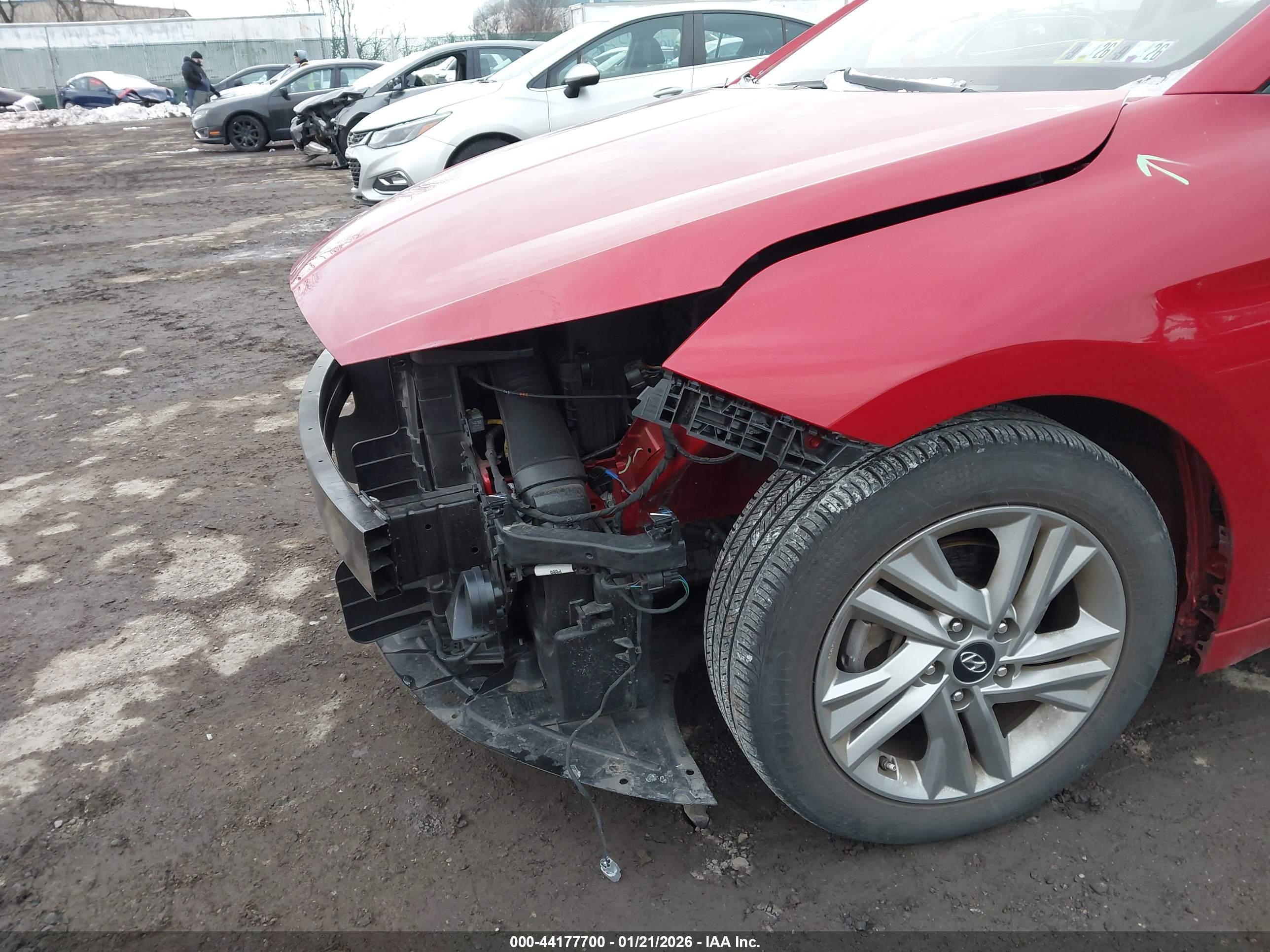 HYUNDAI ELANTRA image 6