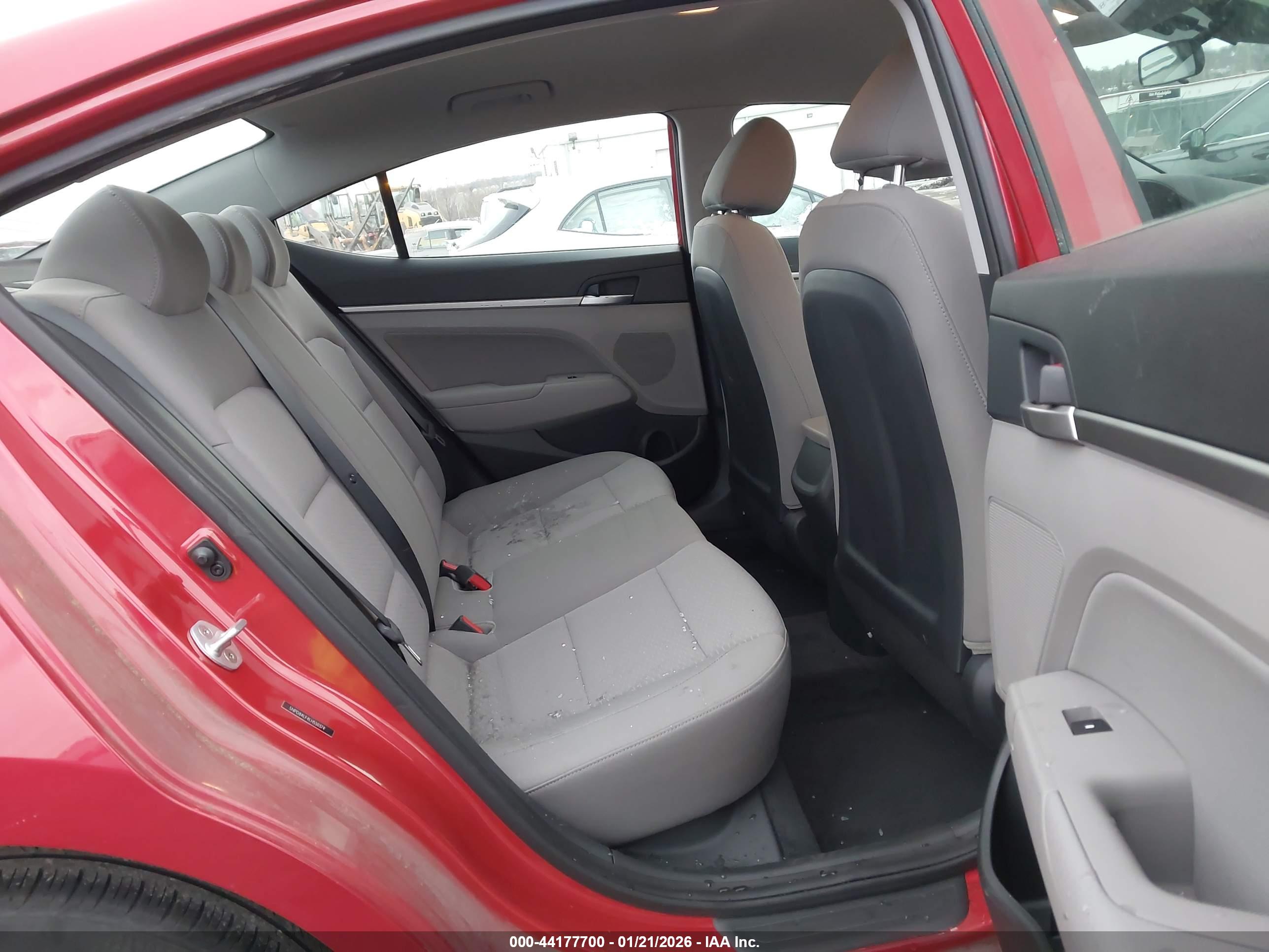 HYUNDAI ELANTRA image 8