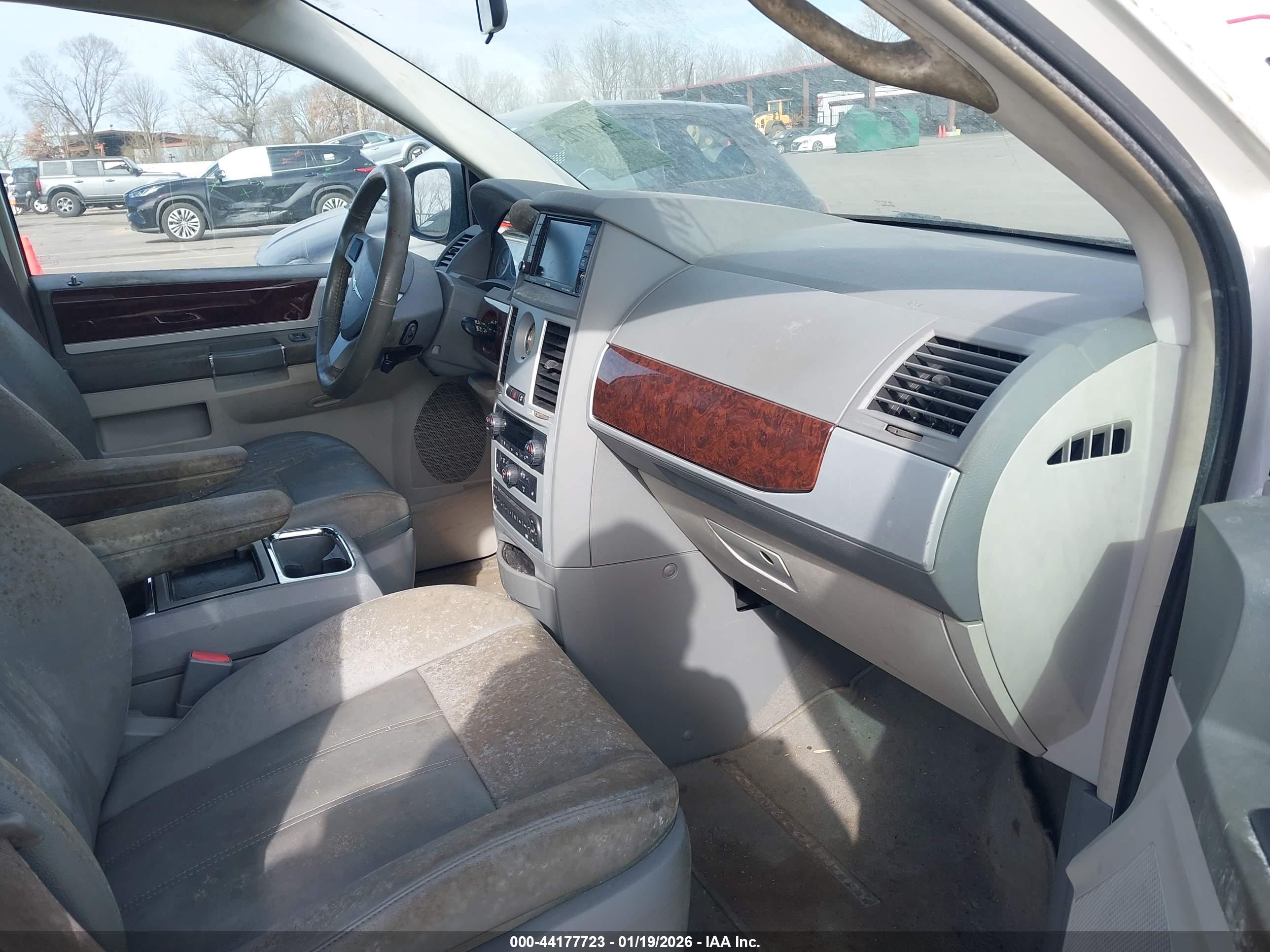 CHRYSLER TOWN image 5