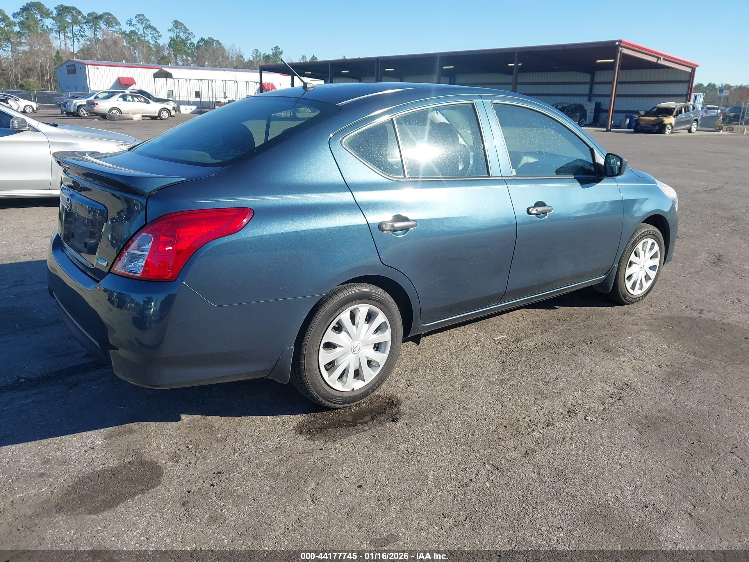 NISSAN VERSA image 4