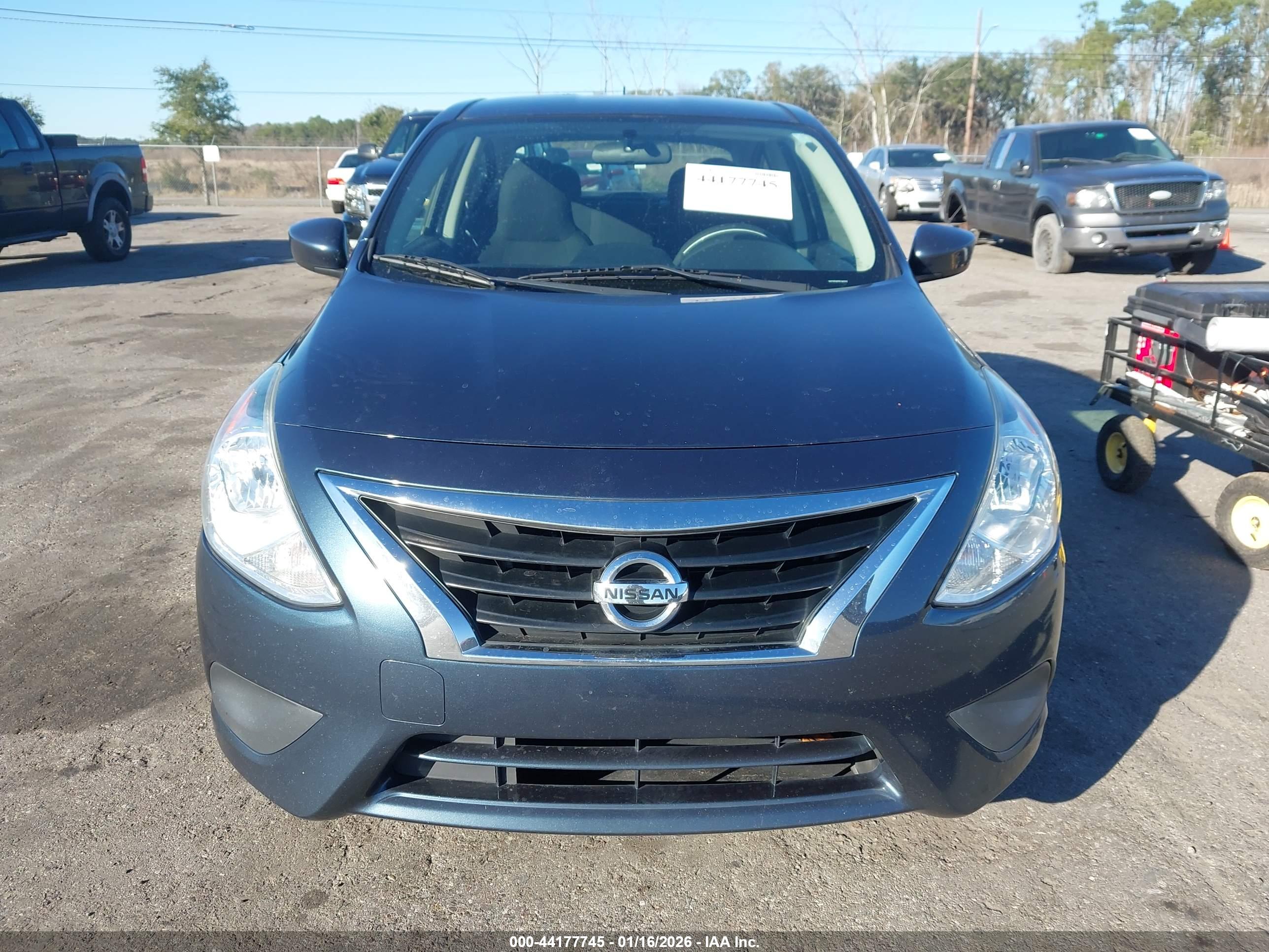 NISSAN VERSA image 6