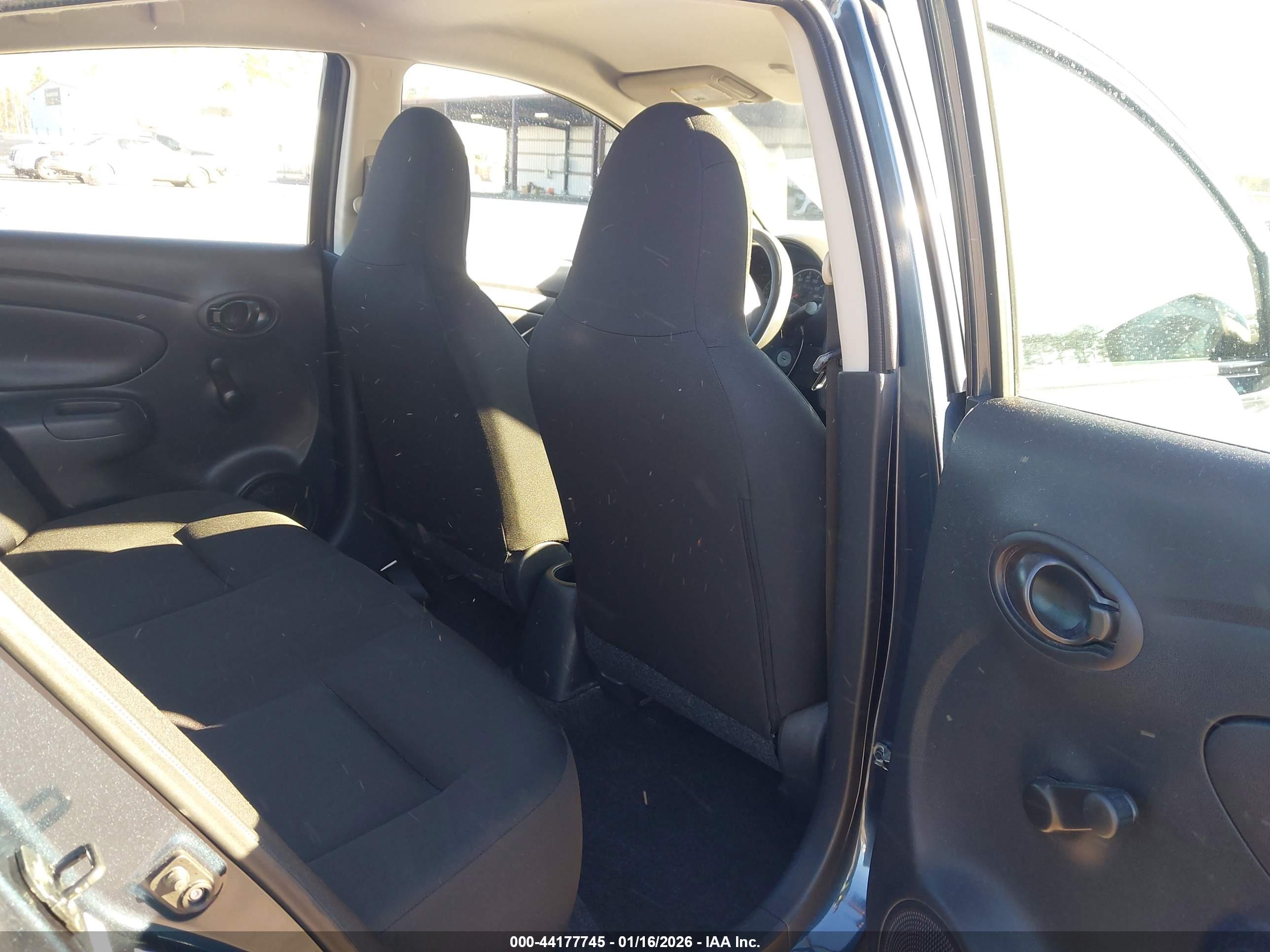 NISSAN VERSA image 8