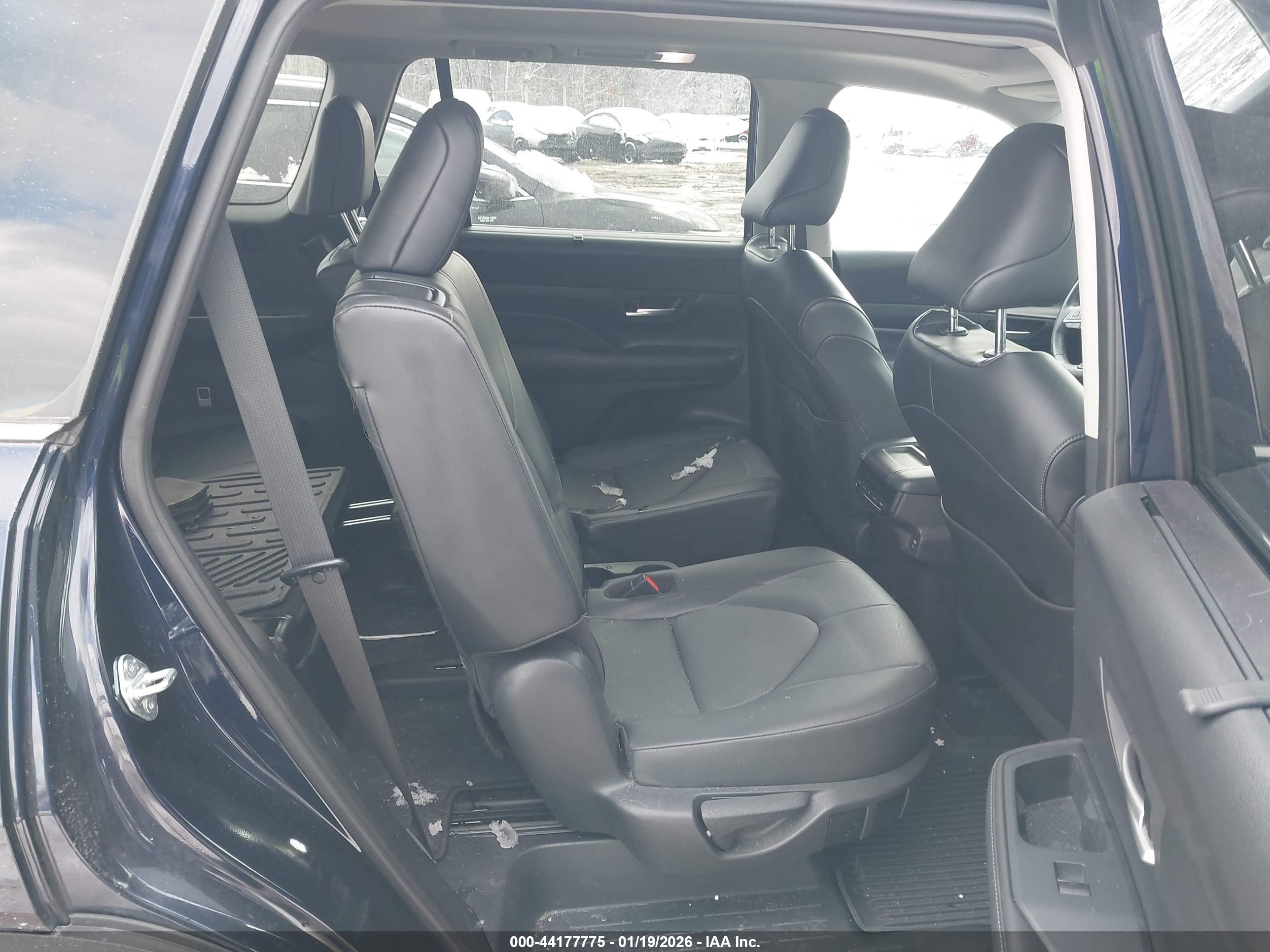 TOYOTA GRAND image 8