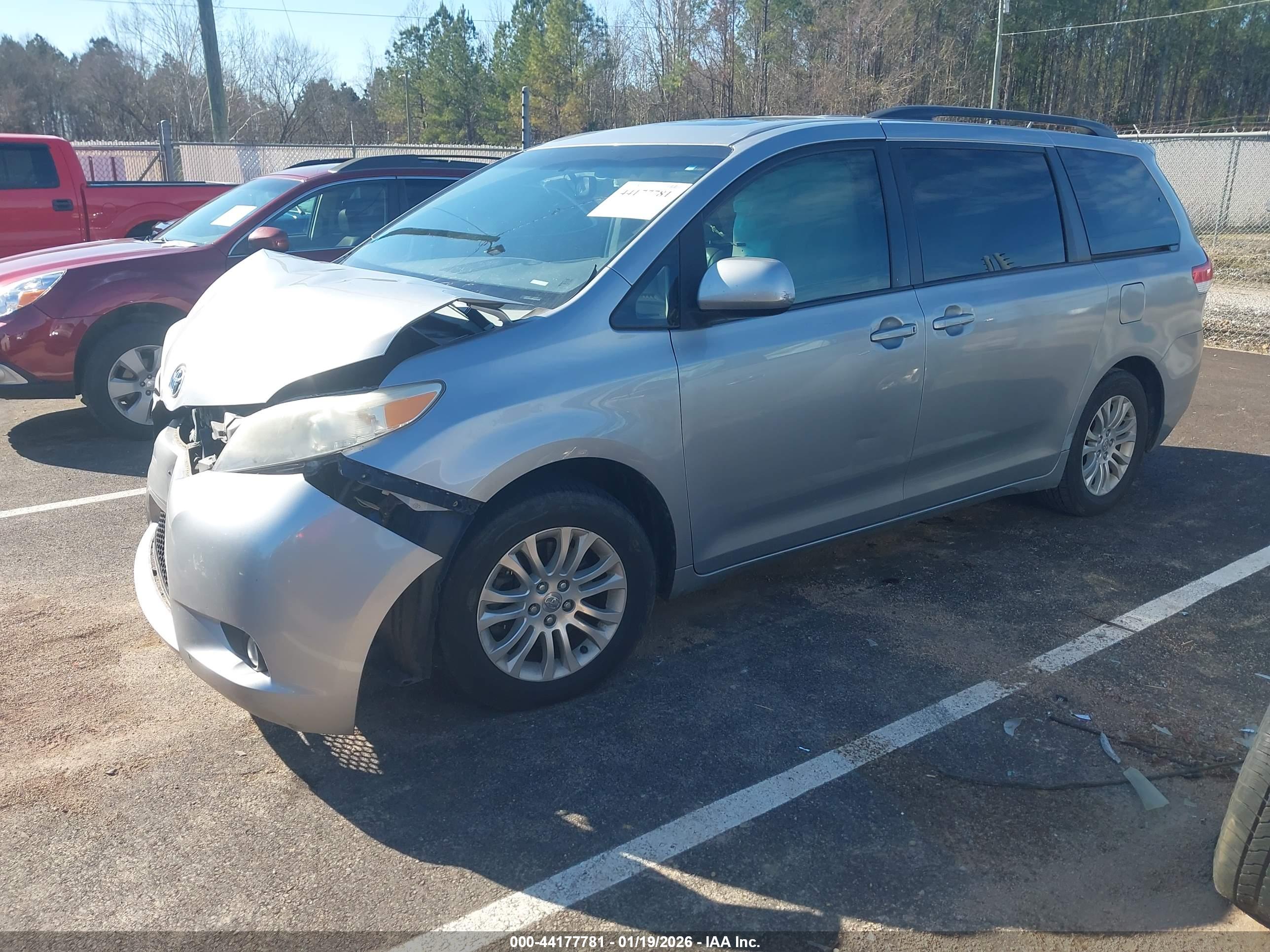 TOYOTA SIENNA image 2