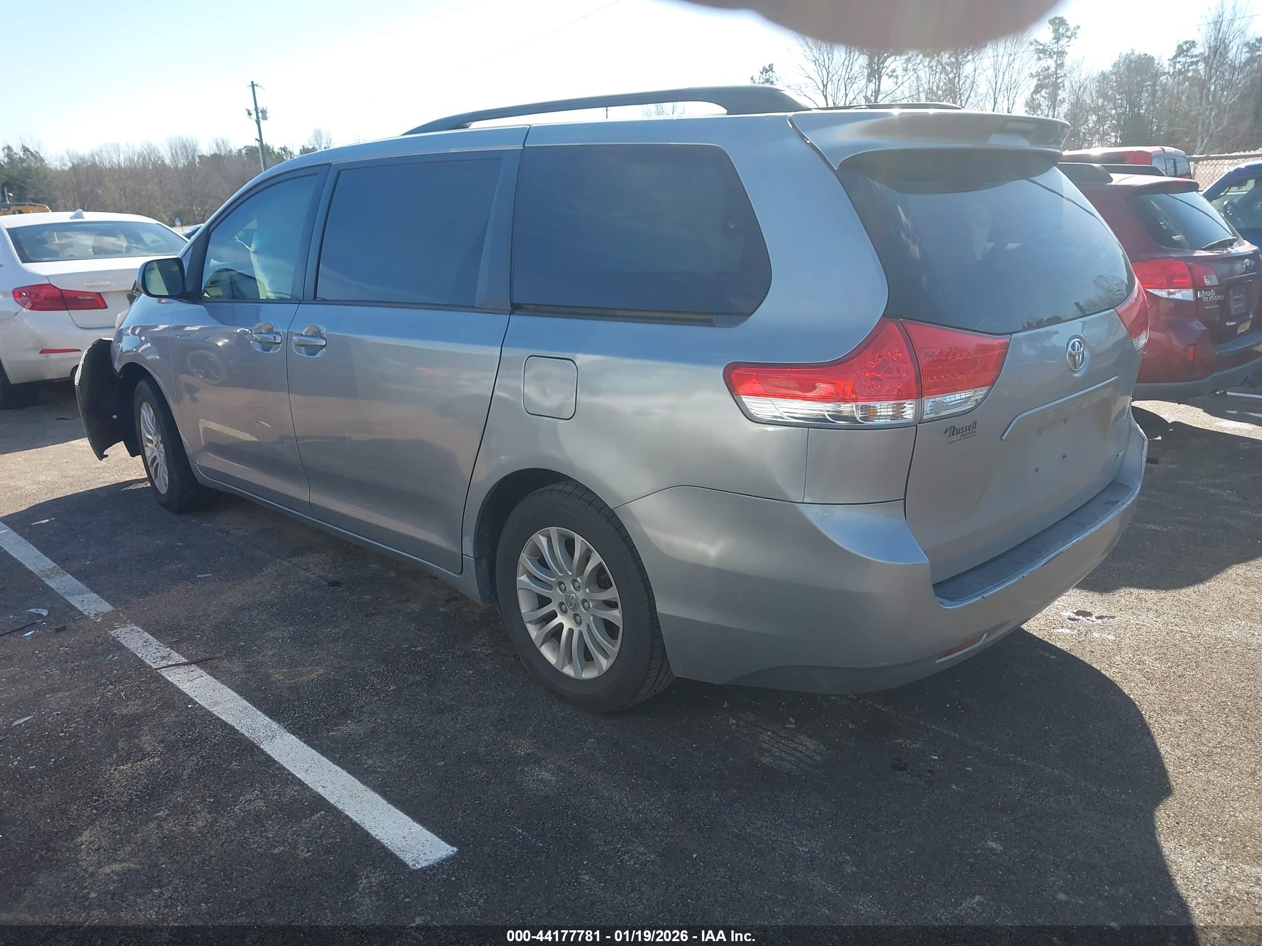 TOYOTA SIENNA image 3