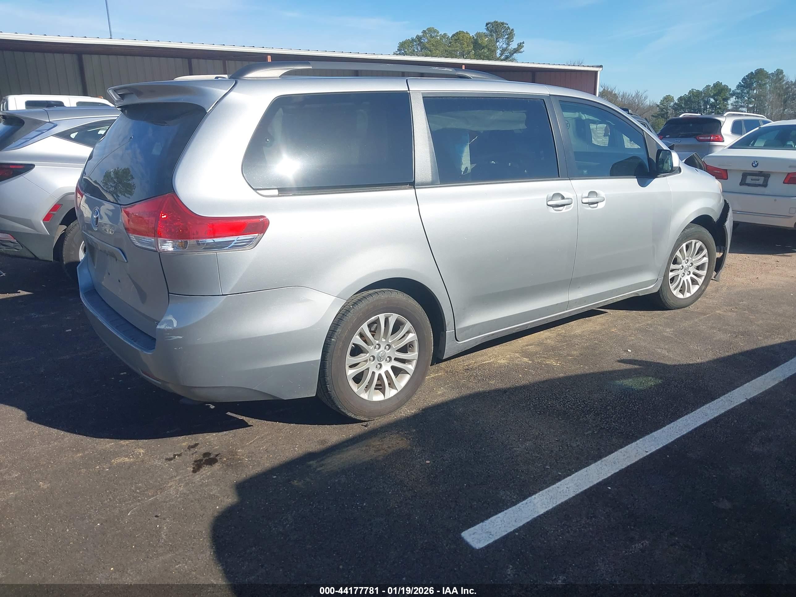 TOYOTA SIENNA image 4
